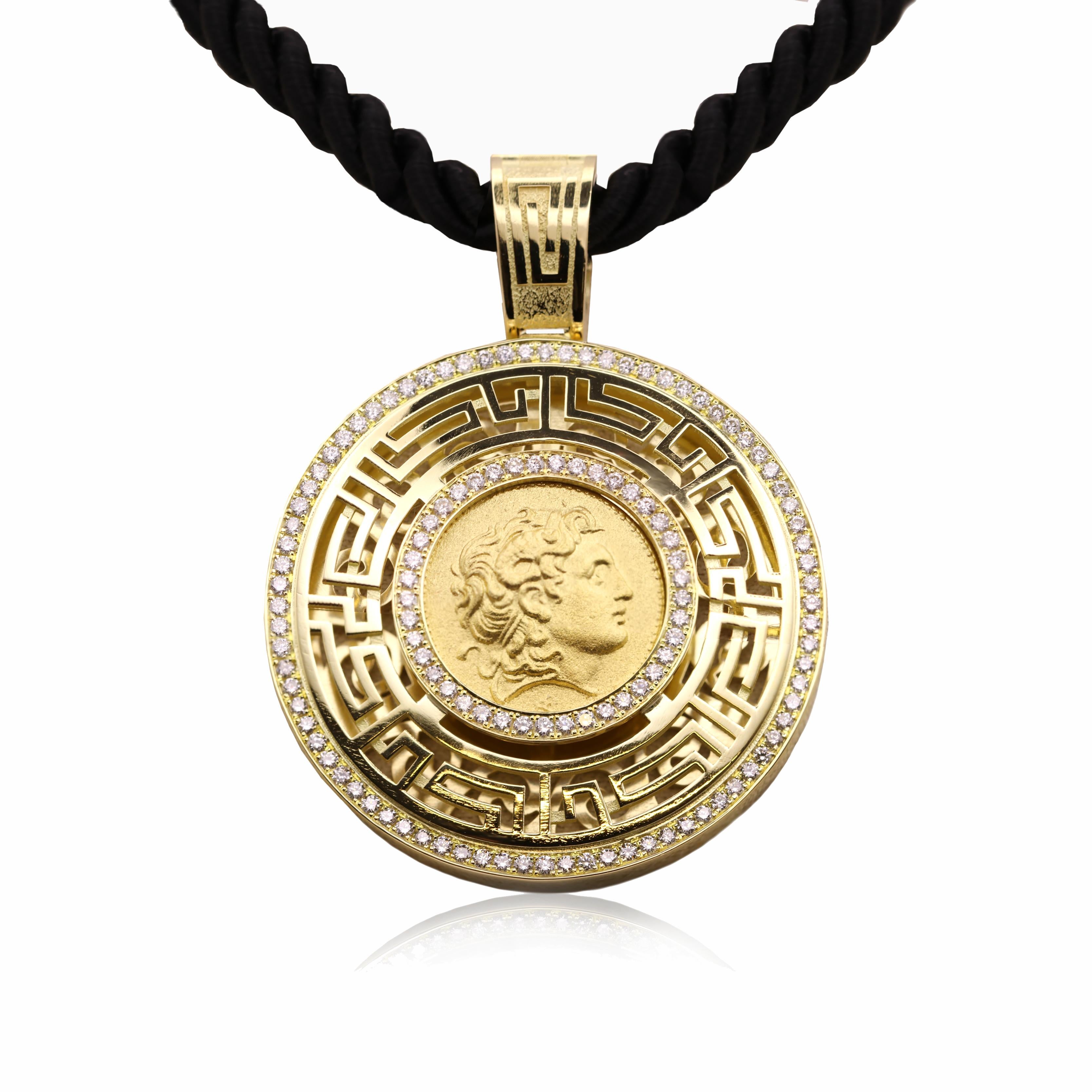 Le pendentif design de S.Georgios est fabriqué à la main en or massif 18 carats et présente une authentique pièce de monnaie de style byzantin avec une représentation d'Alexander le Grand en son centre. La pièce est encadrée par un motif frappant de
