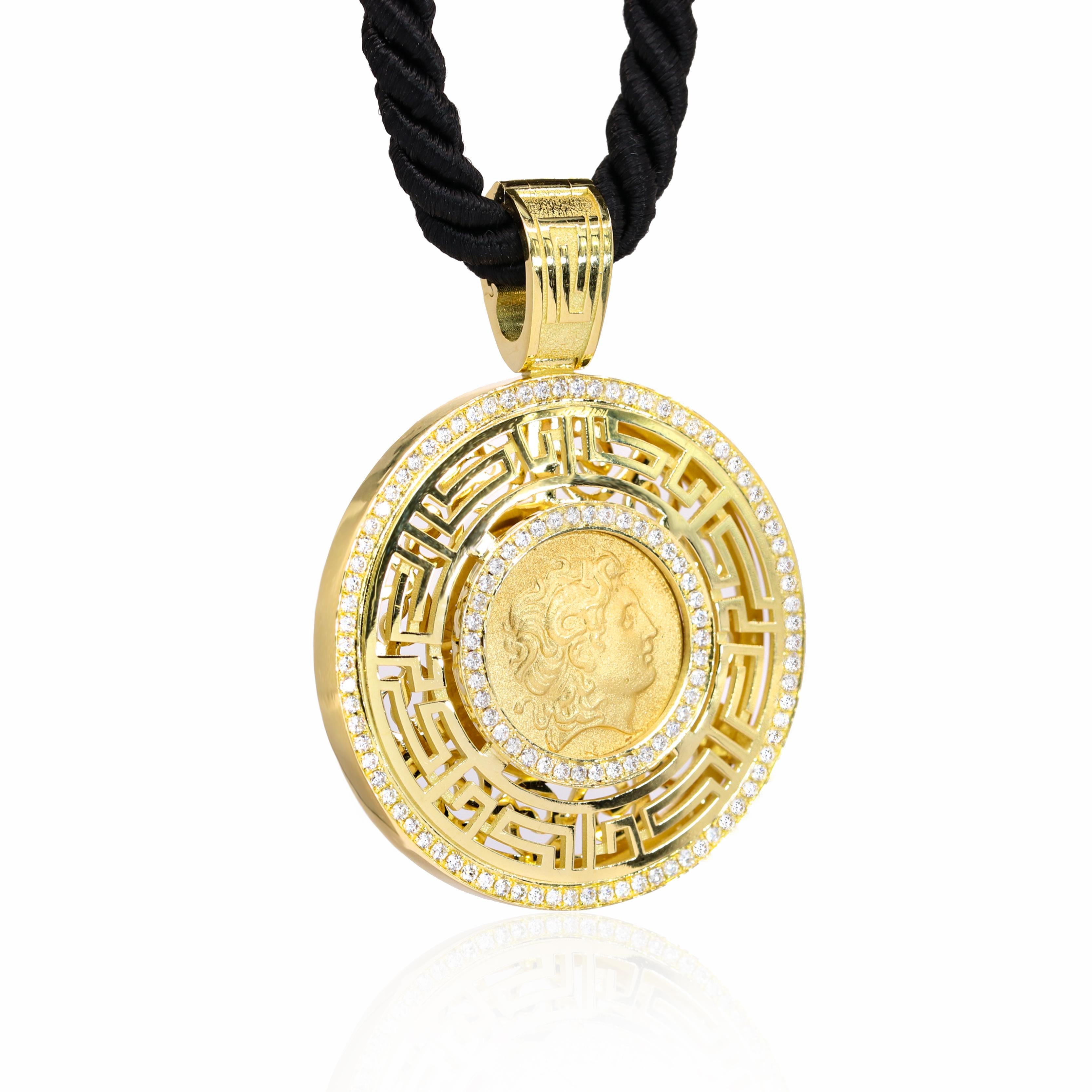 Grec classique Georgios Collections Pendentif en or 18 carats en forme de pièce de monnaie d'Alexander avec Corde en vente