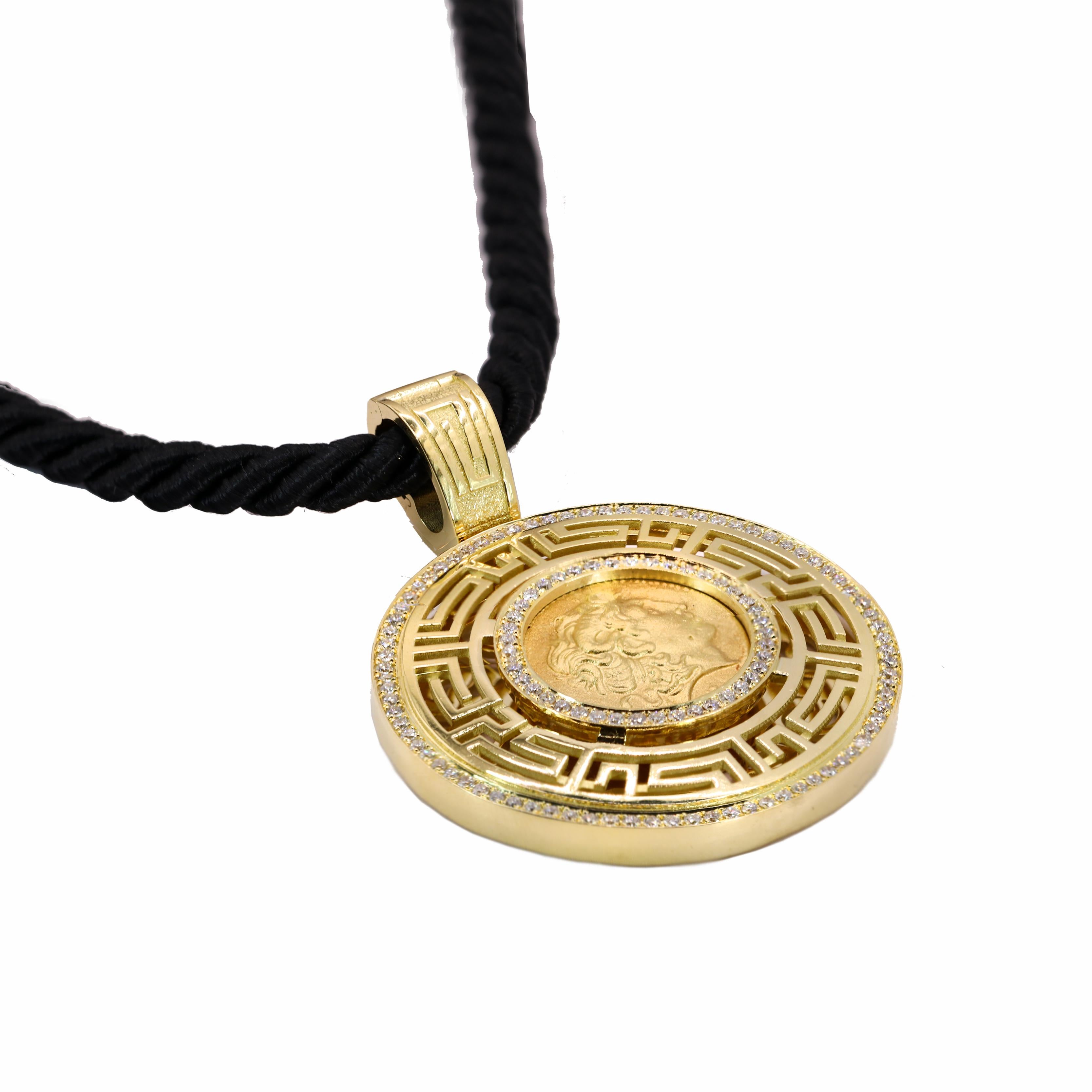 Taille ronde Georgios Collections Pendentif en or 18 carats en forme de pièce de monnaie d'Alexander avec Corde en vente