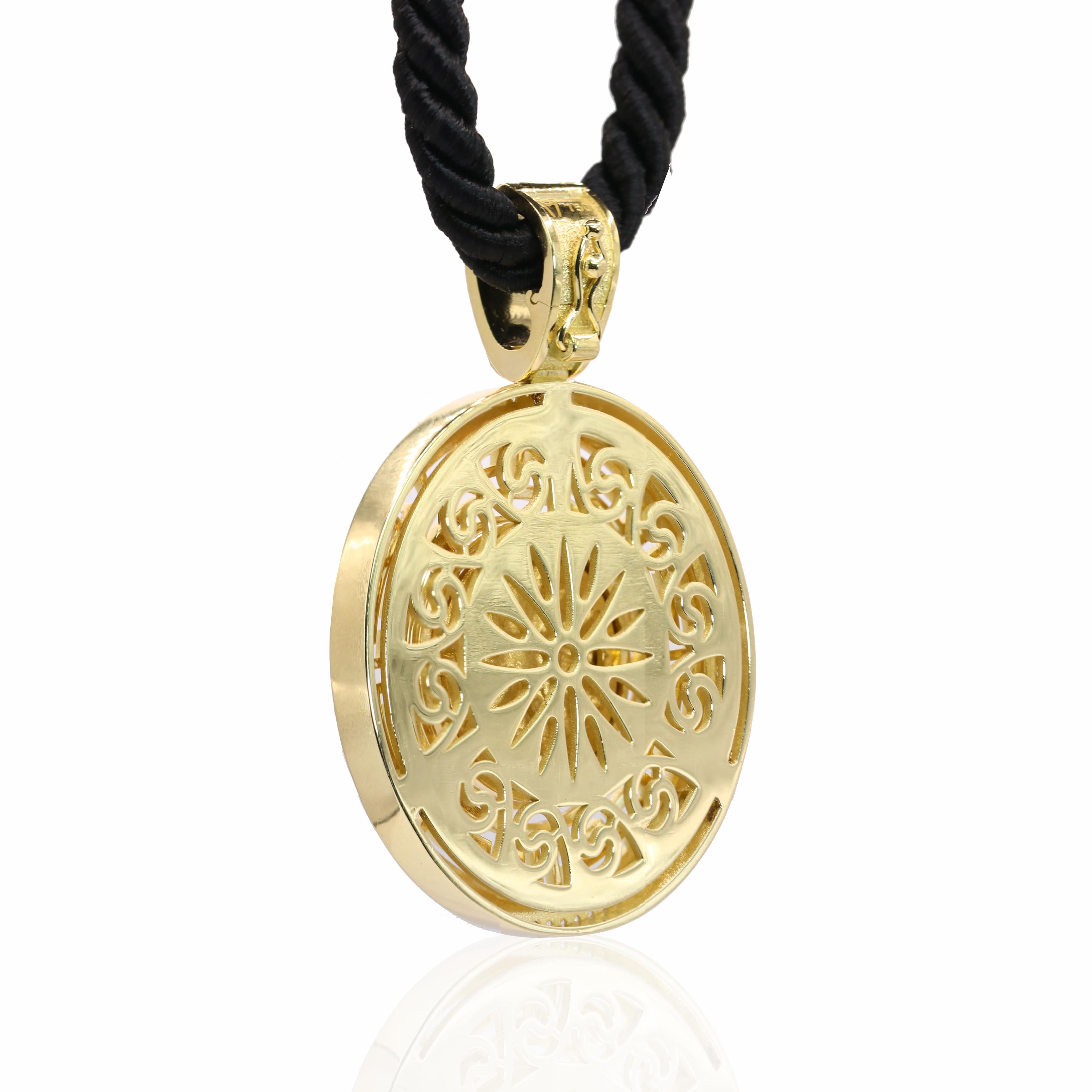 Georgios Collections Pendentif en or 18 carats en forme de pièce de monnaie d'Alexander avec Corde Neuf - En vente à Astoria, NY