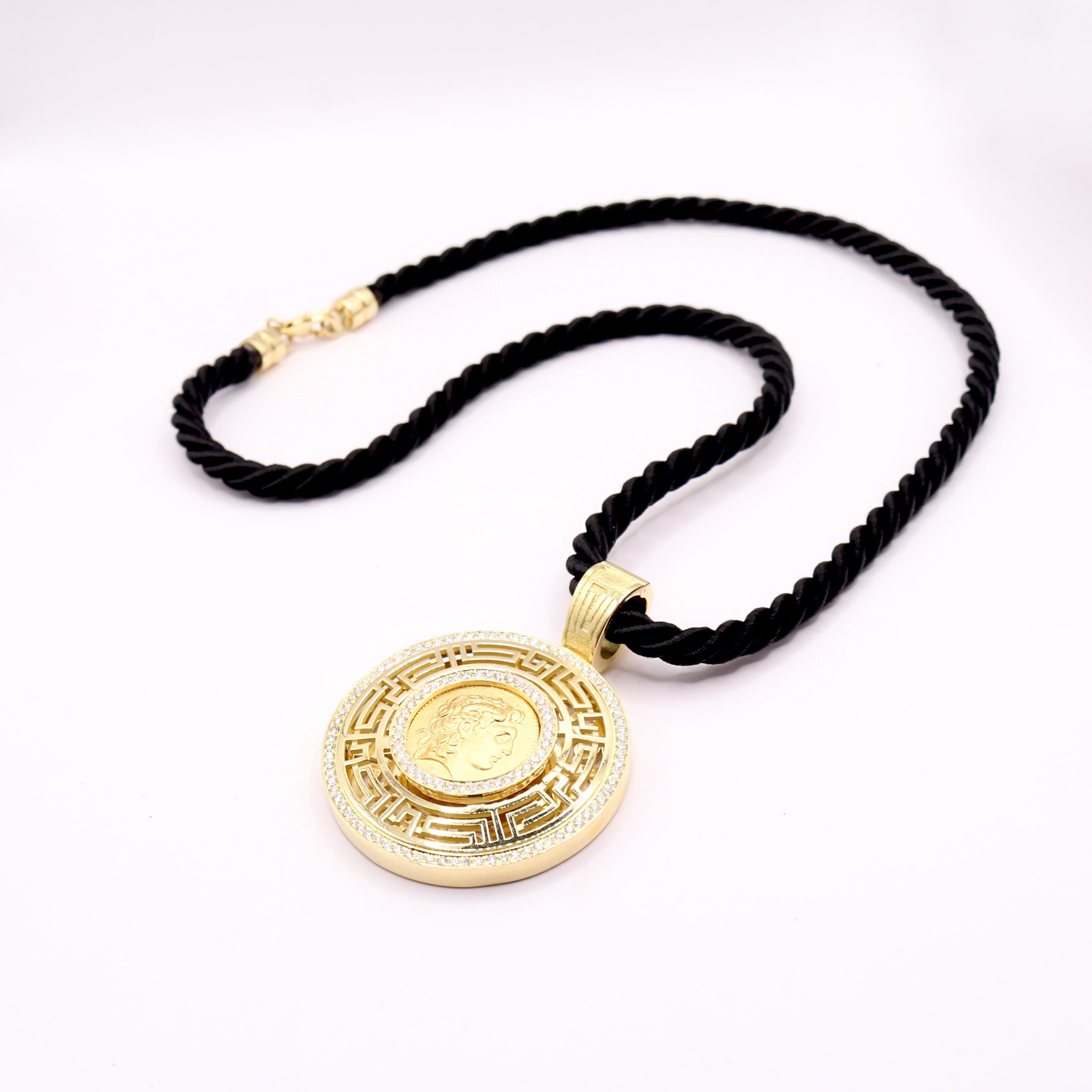 Georgios Collections Pendentif en or 18 carats en forme de pièce de monnaie d'Alexander avec Corde Unisexe en vente