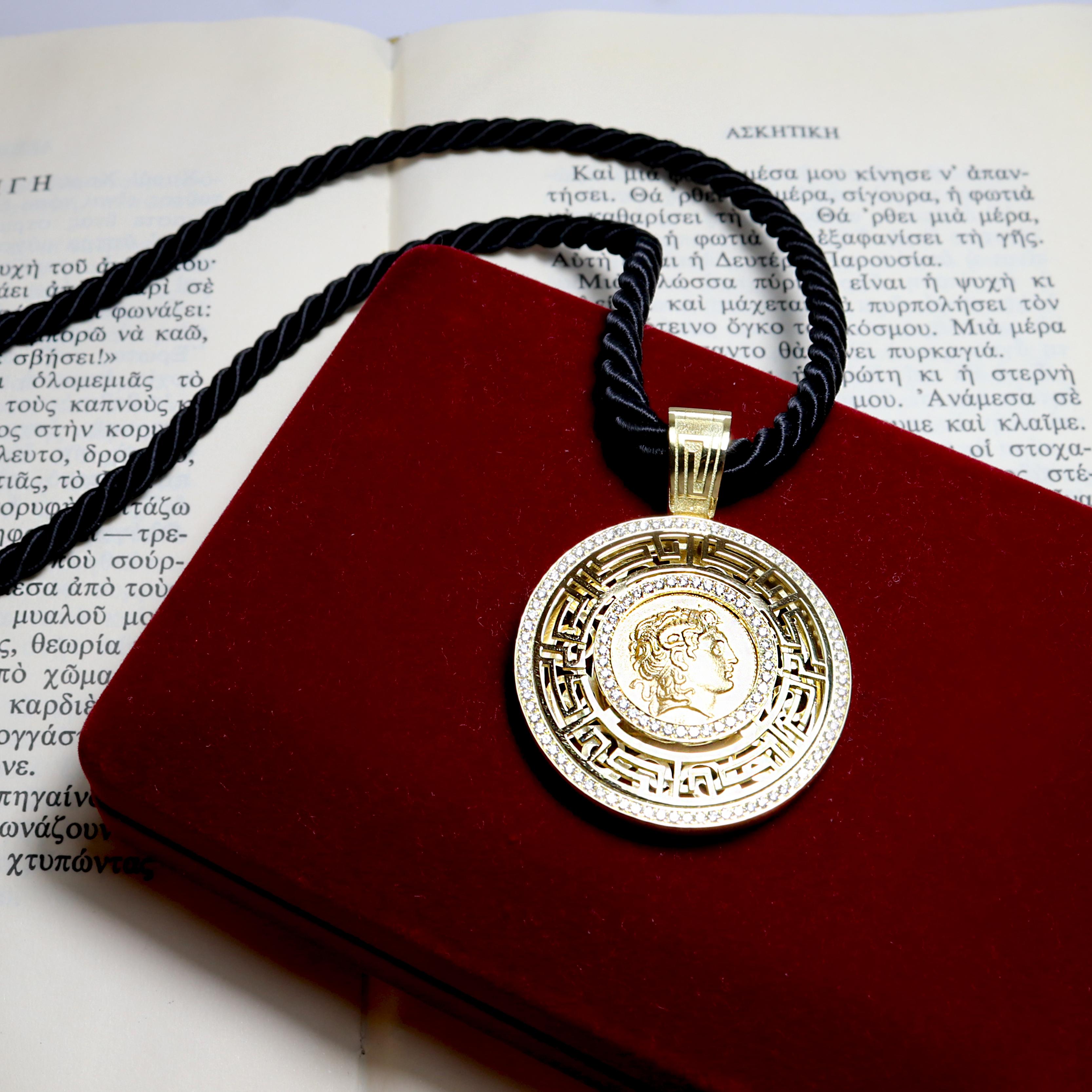 Georgios Collections Pendentif en or 18 carats en forme de pièce de monnaie d'Alexander avec Corde en vente 1