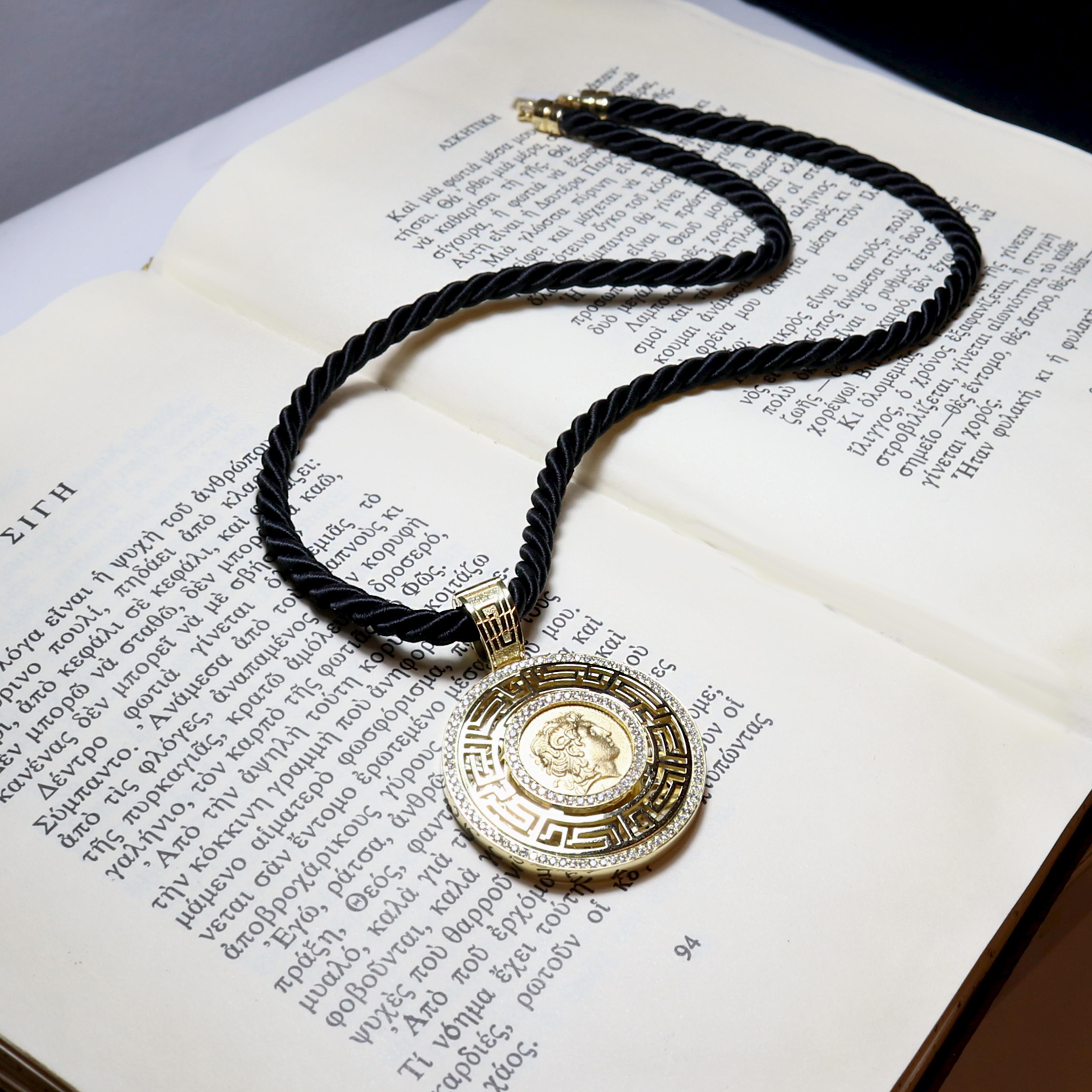 Georgios Collections Pendentif en or 18 carats en forme de pièce de monnaie d'Alexander avec Corde en vente 2