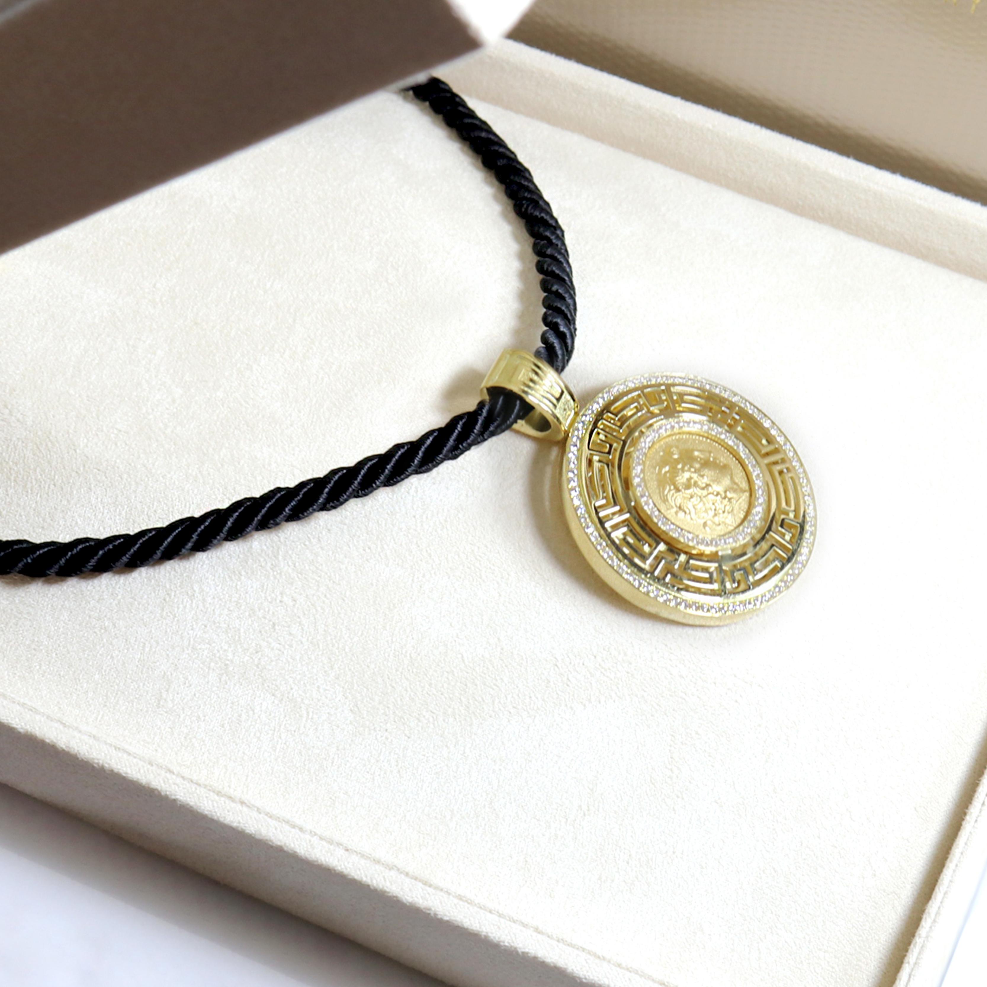 Georgios Collections Pendentif en or 18 carats en forme de pièce de monnaie d'Alexander avec Corde en vente 3