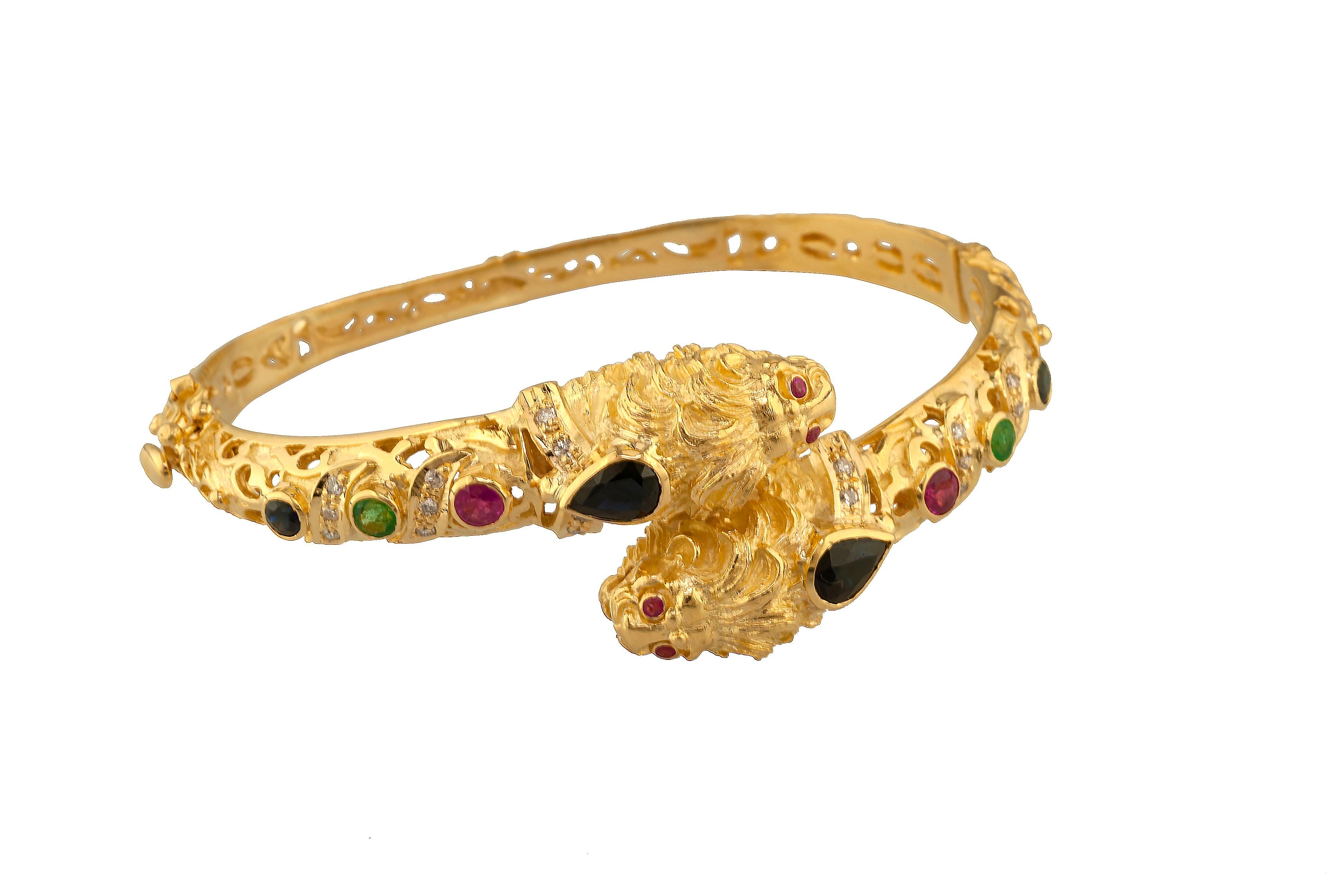 Ce bracelet manchette à tête de lion du designer S.Georgios est fabriqué à la main en or jaune 18 carats. Il est taillé au microscope dans l'or jaune, ce qui contraste avec le travail byzantin. Cette manchette unique en forme de tête de lion,