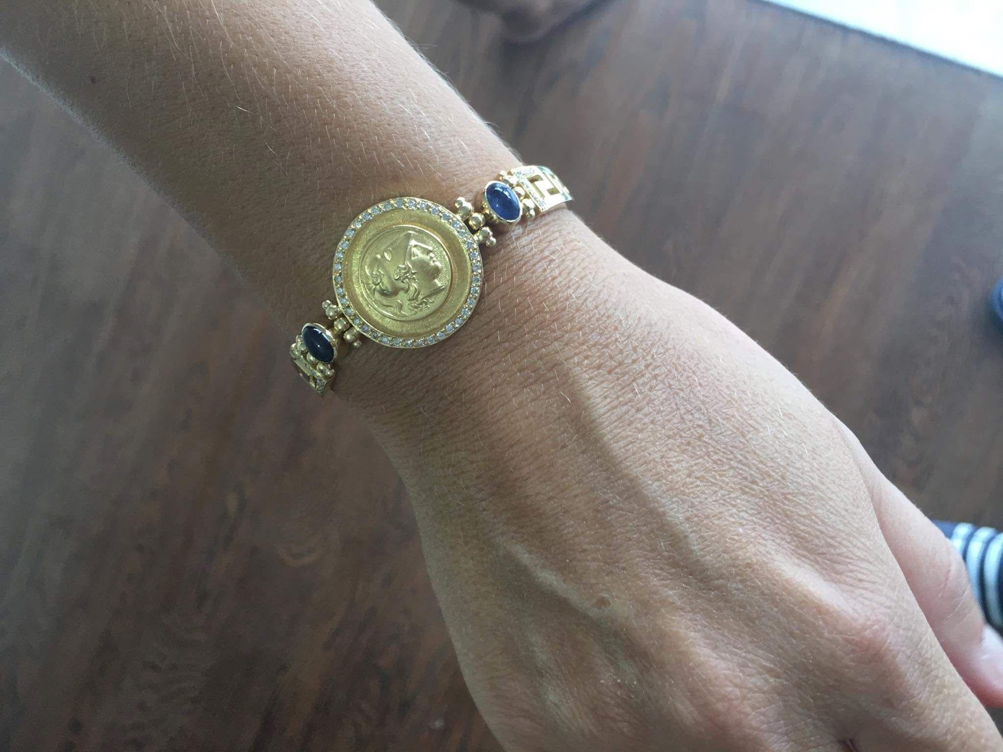 Georgios Collections Armband aus 18 Karat Gold mit Diamant-Saphir-Münze im griechischen Design im Angebot 3