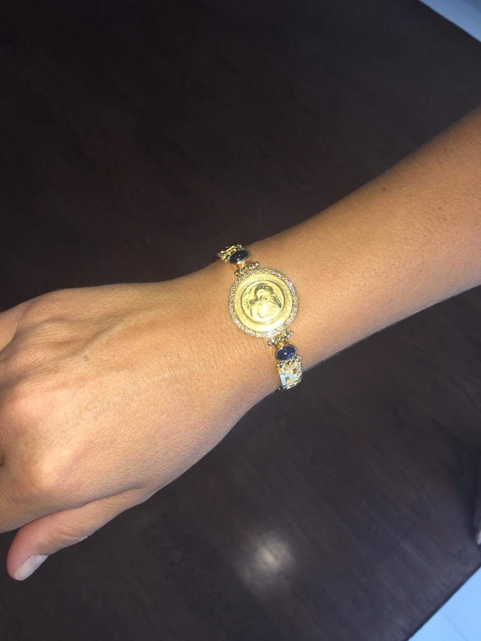 Georgios Collections Armband aus 18 Karat Gold mit Diamant-Saphir-Münze im griechischen Design im Angebot 7