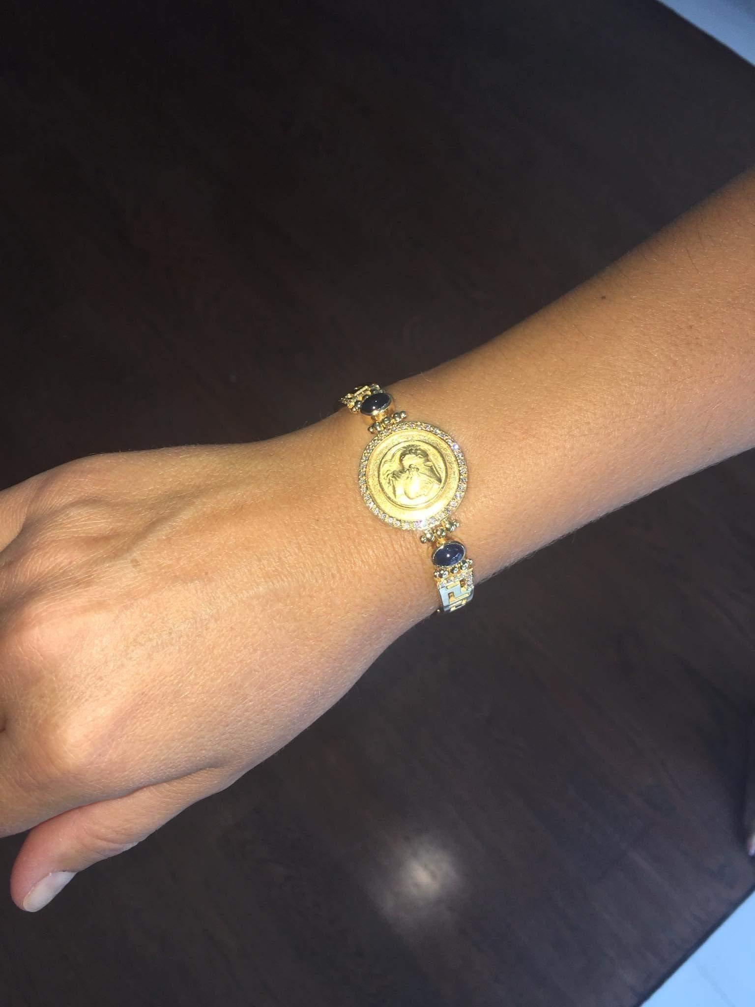 Georgios Collections Bracelet à motif grec en or 18 carats avec pièces de monnaie en diamants et saphirs en vente 4
