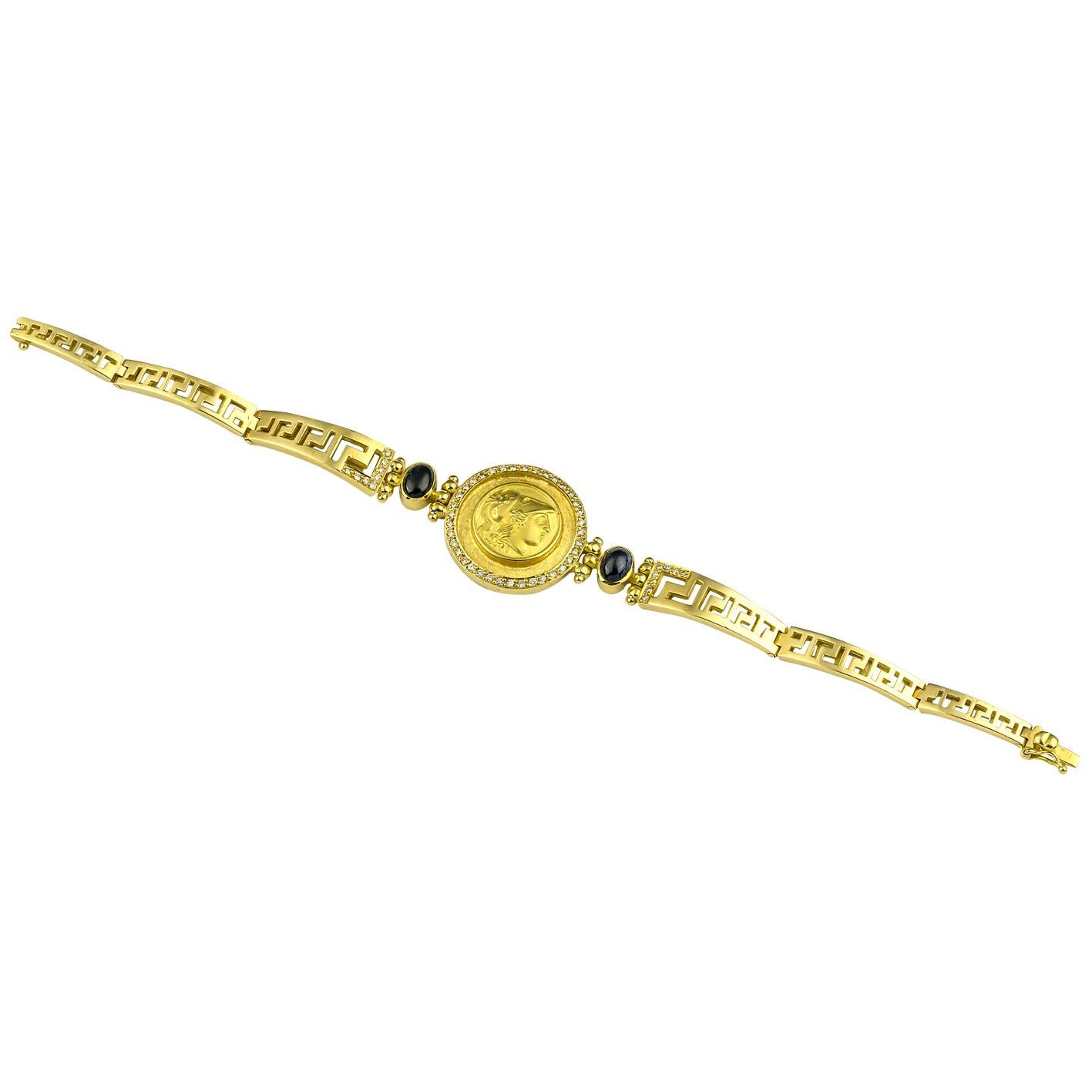 Dieses Armband aus 18-karätigem Designer-Gelbgold von S.Georgios ist handgefertigt und zeigt eine Münze der Athene (Replik - eine Kopie des Originals), der Göttin der Weisheit und Beschützerin Athens, die von einem Diamantenring umgeben ist. Bei