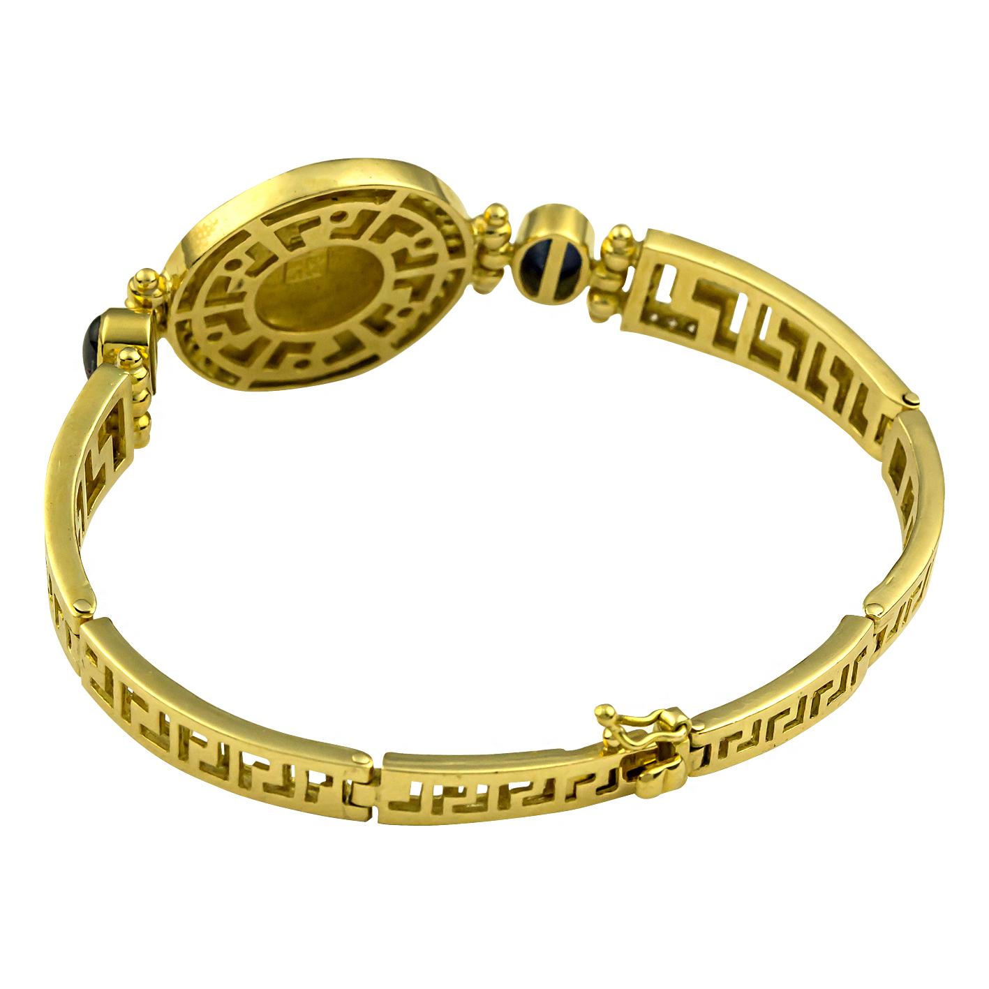 Georgios Collections Bracelet à motif grec en or 18 carats avec pièces de monnaie en diamants et saphirs en vente 2