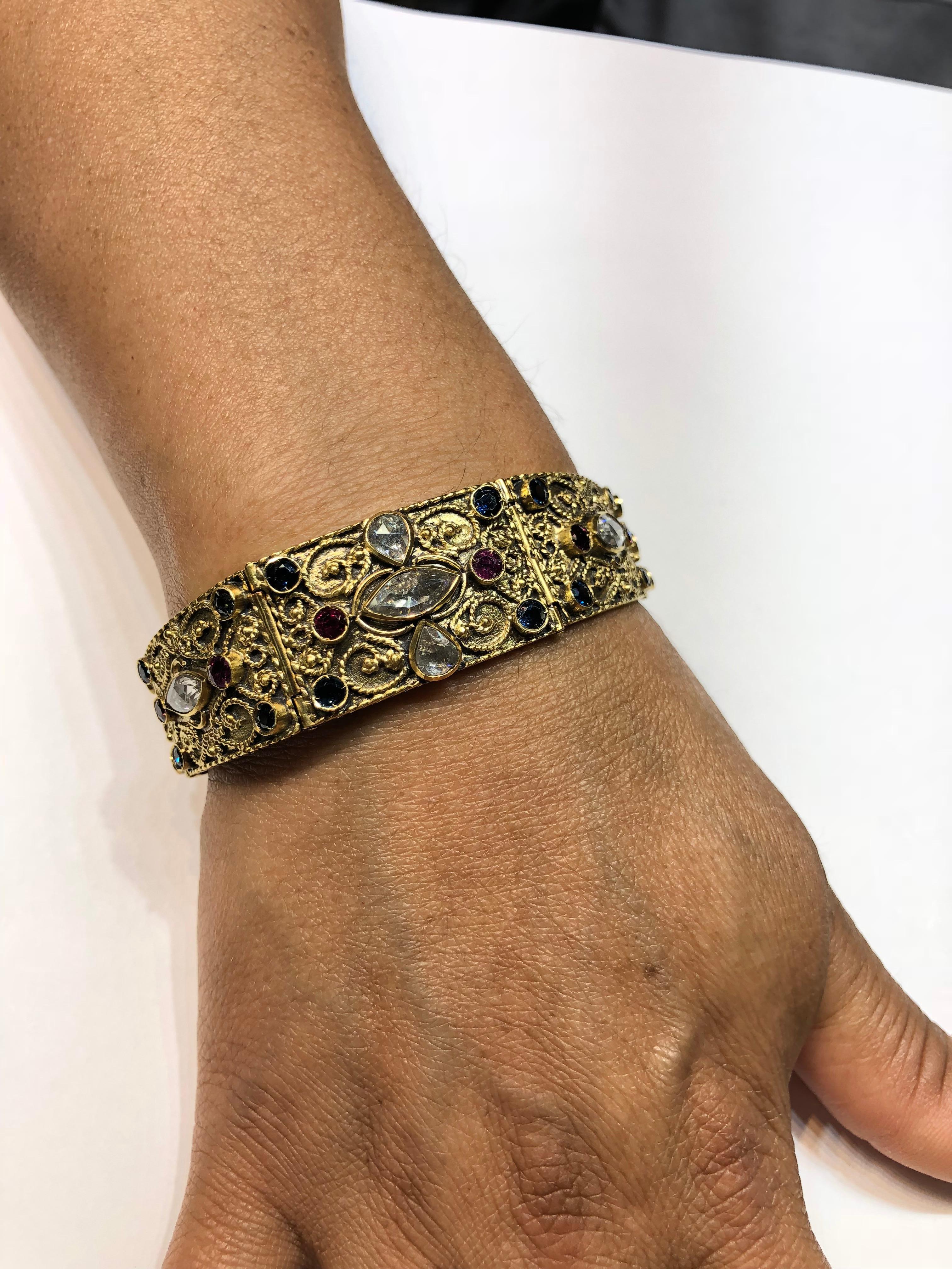 Georgios Collections Byzantinisches Armband aus 18 Karat Gold mit Diamanten, Saphiren und Rubinen im Zustand „Neu“ im Angebot in Astoria, NY
