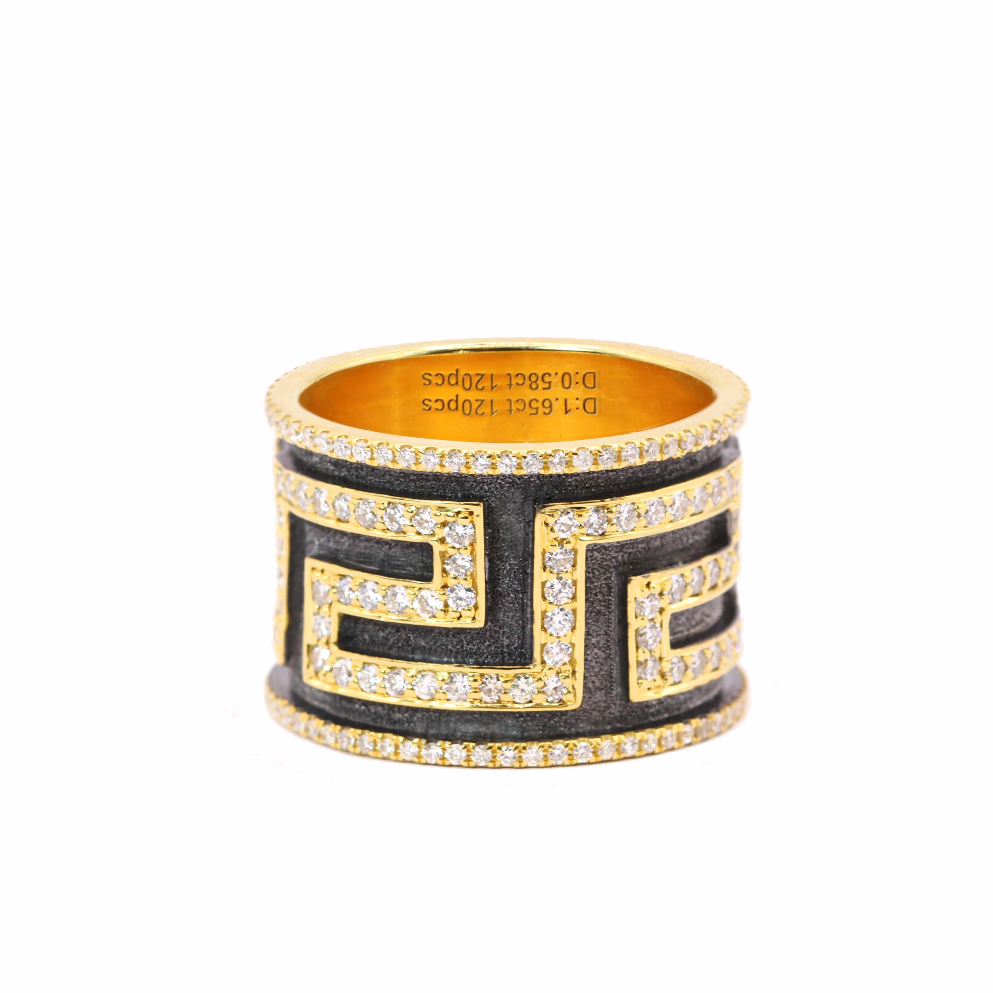 Estás admirando el anillo de diseño S.Georgios, hecho a mano con oro amarillo macizo de 18 quilates, decorado microscópicamente con granulado de estilo bizantino y acabado con rodio negro, y el diseño de la llave griega está decorado con diamantes