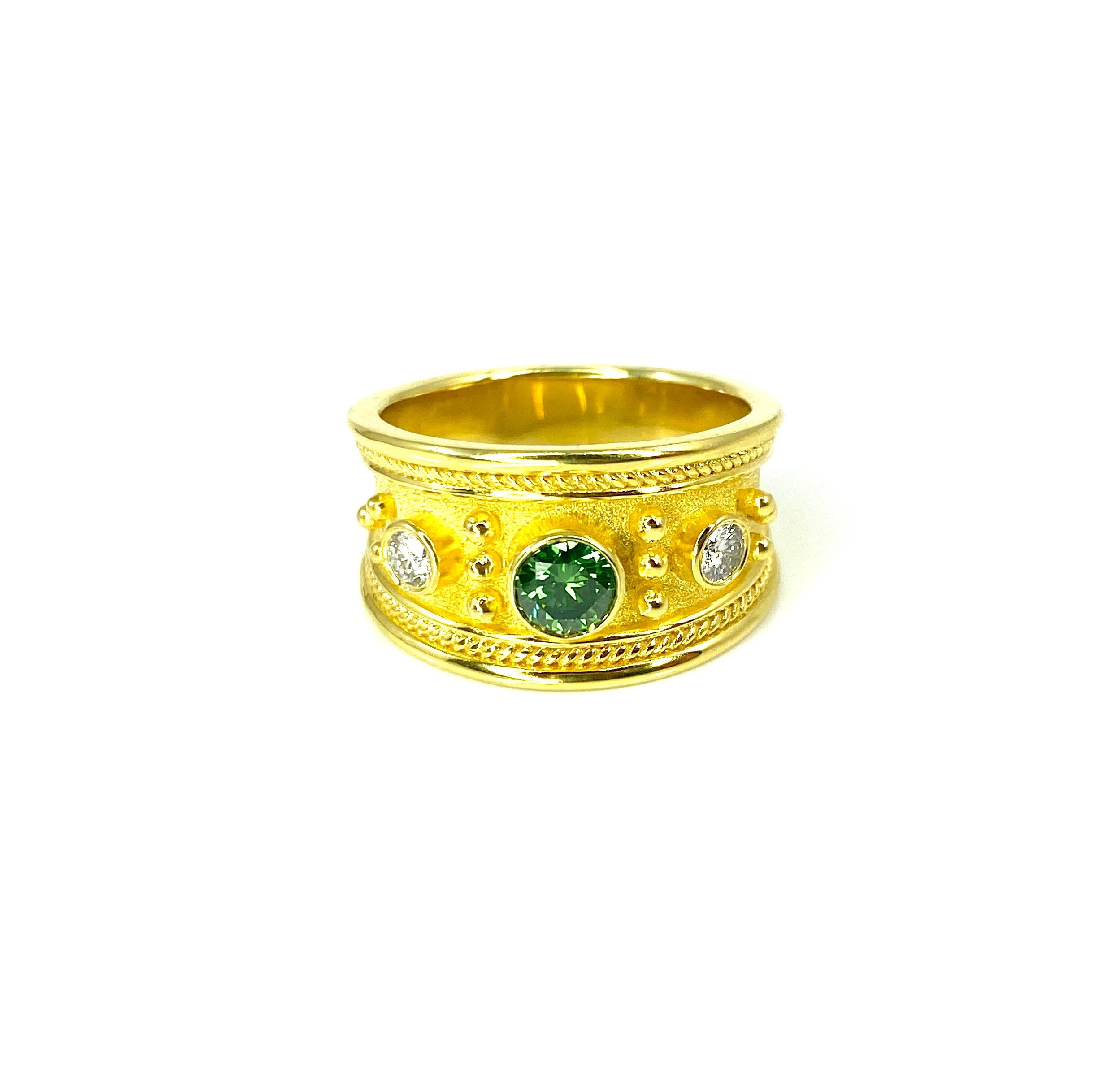 Georgios Collections präsentiert den Designerring S.Georgios, handgefertigt aus massivem 18 Karat Gelbgold. Der Ring ist unter dem Mikroskop mit gedrehten Drähten und Perlen aus 18 Karat Gelbgold verziert, die auf dem Hintergrund von byzantinischem