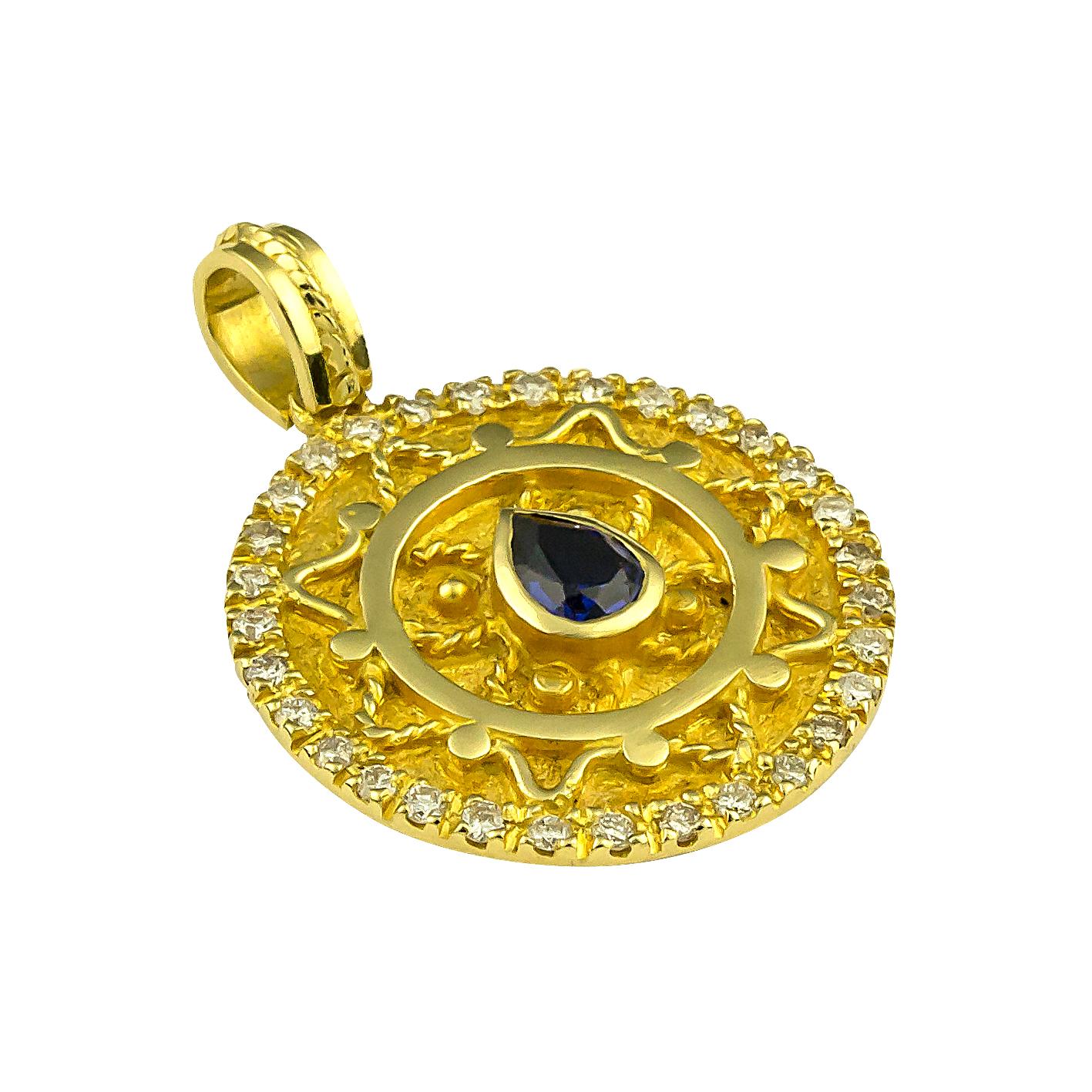 Questo pendente di design S.Georgios è realizzato a mano in oro giallo 18 carati. È decorato in modo microscopico, con granulazione, perline e fili e ha uno splendido sfondo di velluto unico. Questo esclusivo pendente rotondo presenta un castone di