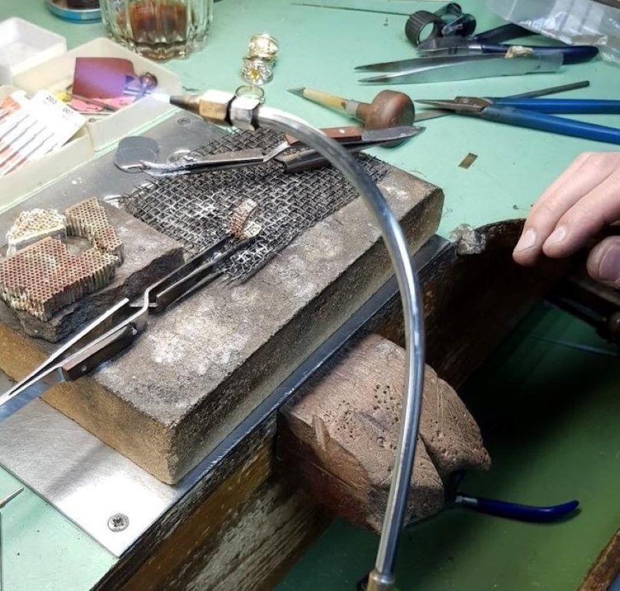 Georgios Collections oro 18 carati forma a pera zaffiro diamante Enhancer ciondolo in vendita 3
