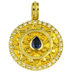 Pendentif en or 18 carats en forme de poire, saphir et diamant Georgios Collections