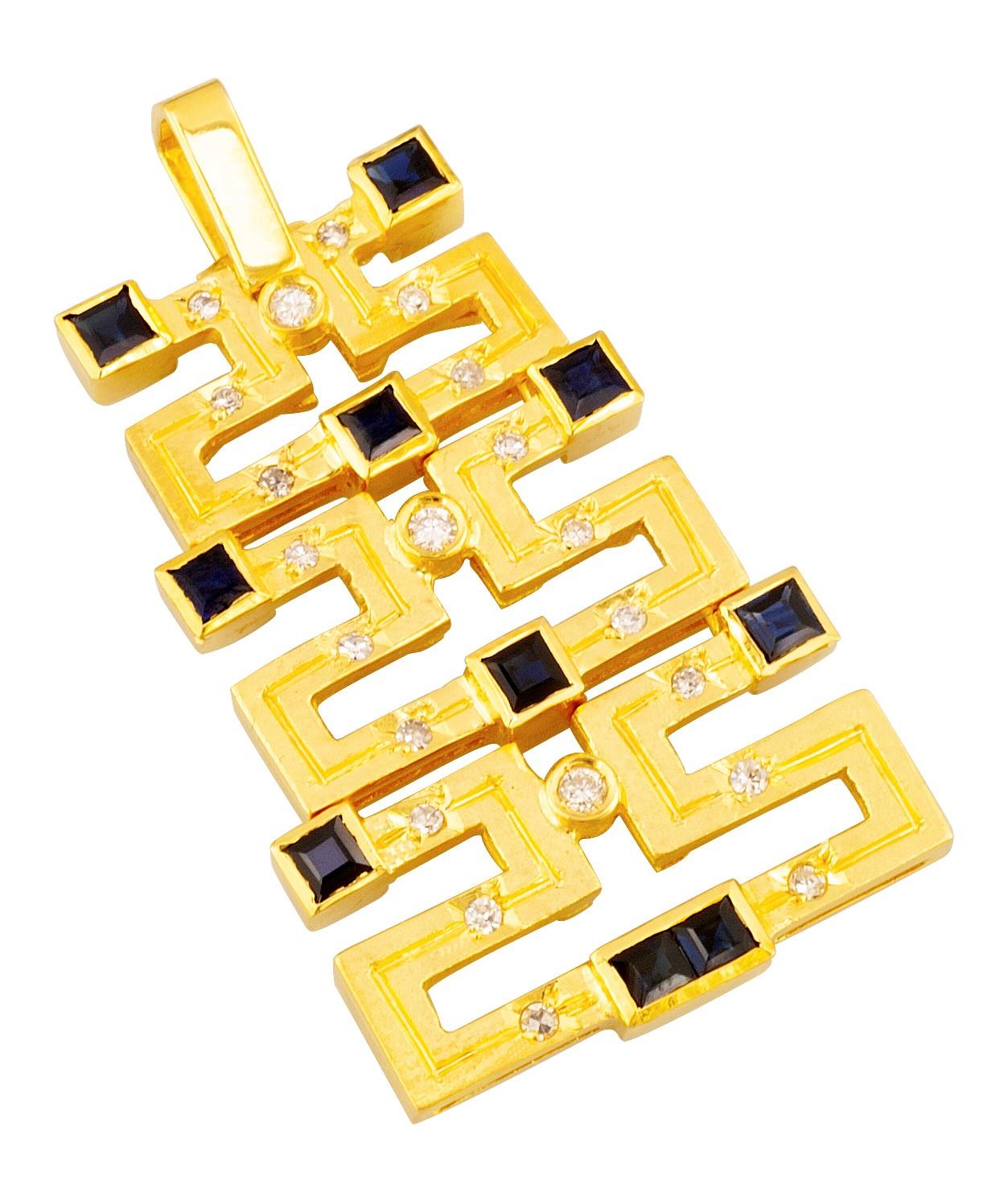 Dieser S.Georgios Designer 18 Karat Gelbgold Anhänger Enhancer ist mit Diamanten und Saphiren gefertigt und folgt dem griechischen Schlüssel-Design, das die Ewigkeit symbolisiert - das Symbol des langen Lebens - eines der bekanntesten Designs der