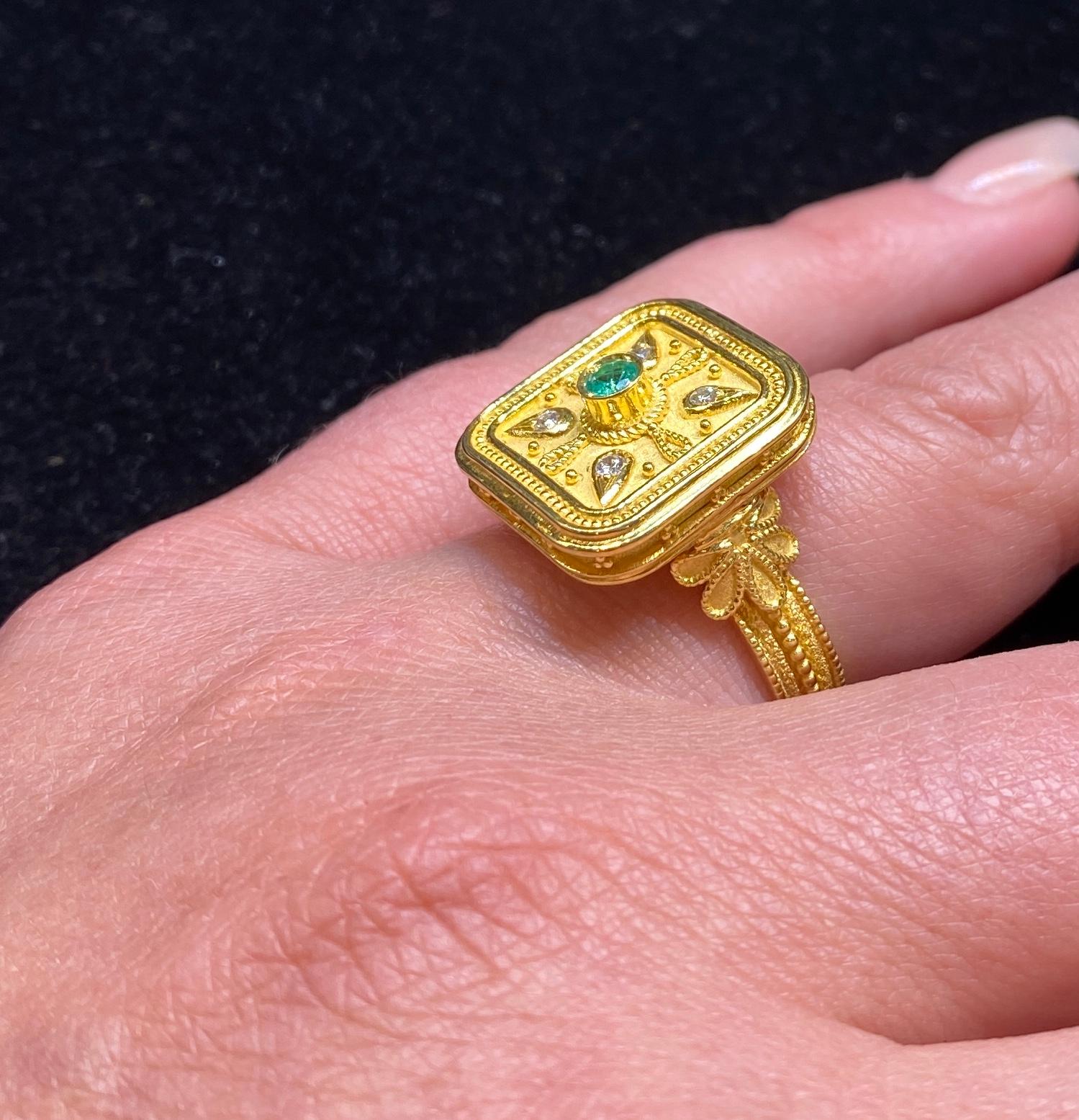 Georgios Collections, bague carrée en or 18 carats avec granulation et diamant émeraude en vente 5