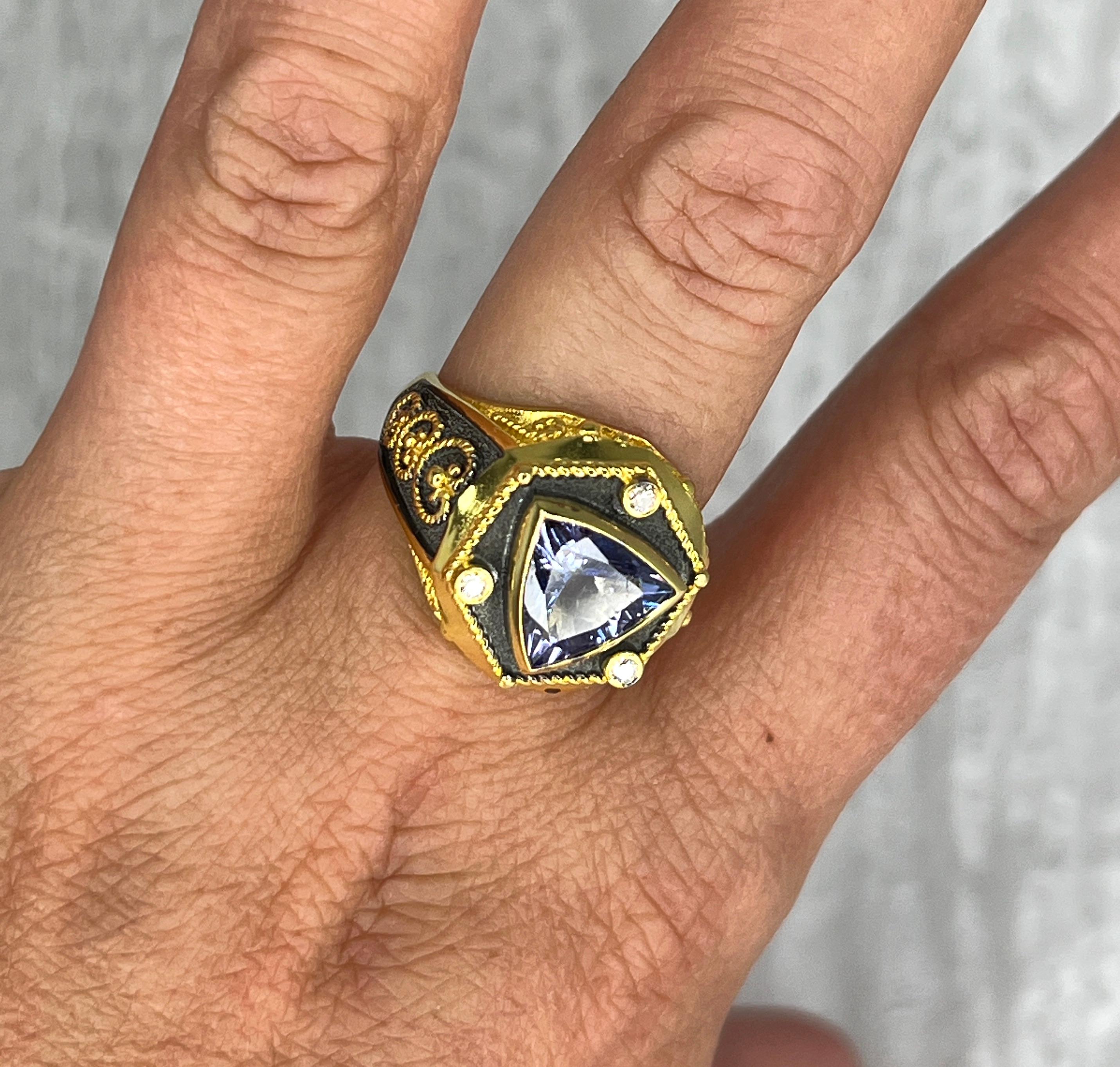 Dieser einzigartige Designer-Ring für Damen und Herren von S.Georgios ist handgefertigt aus 18 Karat Gelbgold in Kombination mit schwarzem Rhodium. Es ist im byzantinischen Stil mit Granulation und gedrehten Drähten auf einem mit Samt ausgelegten