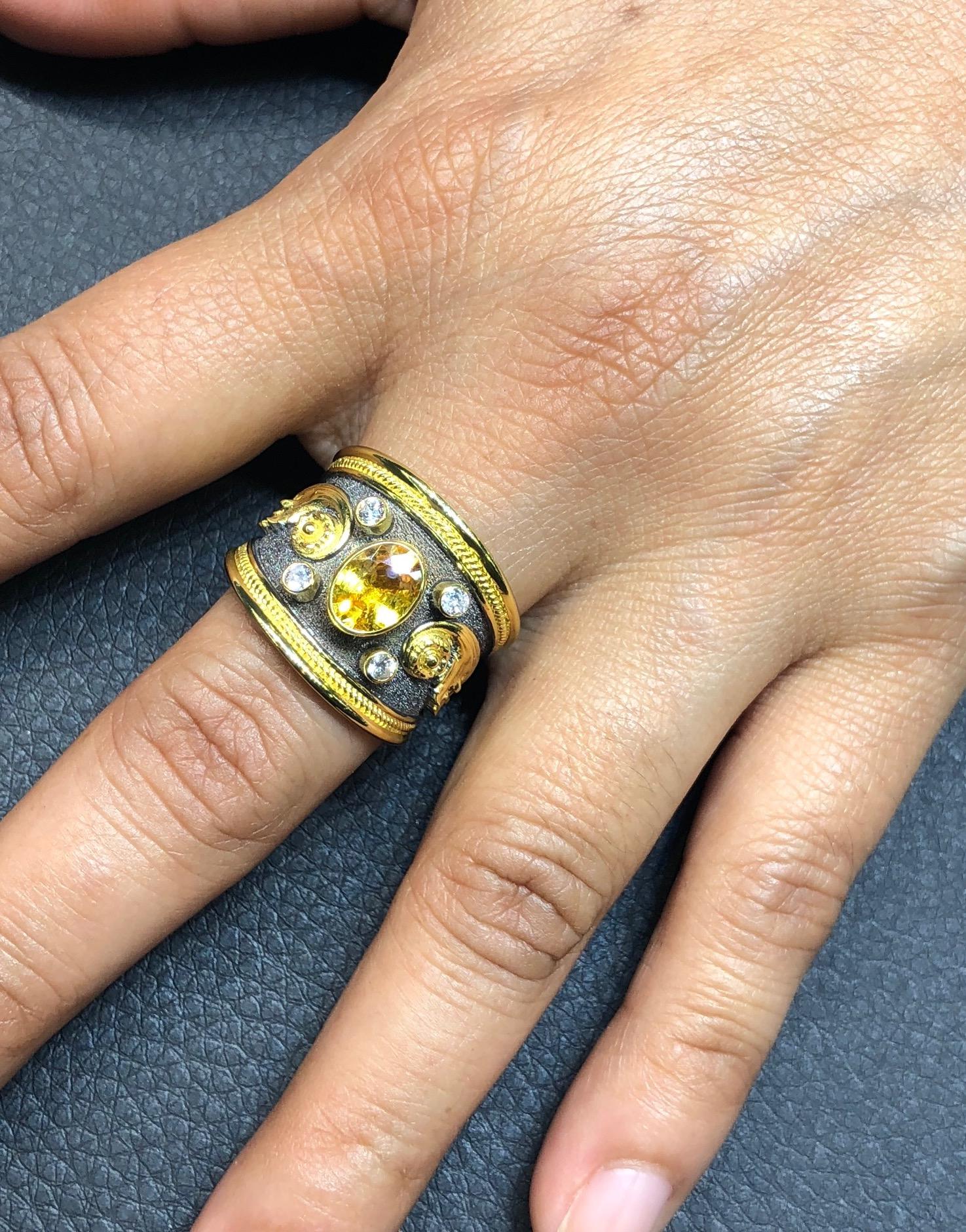 S.Georgios Design Ring handgefertigt aus massivem 18 Karat Gelbgold. Der Ring ist mikroskopisch mit Golddrähten verziert - granulierte Details kontrastieren mit einem einzigartigen Hintergrund aus byzantinischem Samt, der mit schwarzem Rhodium