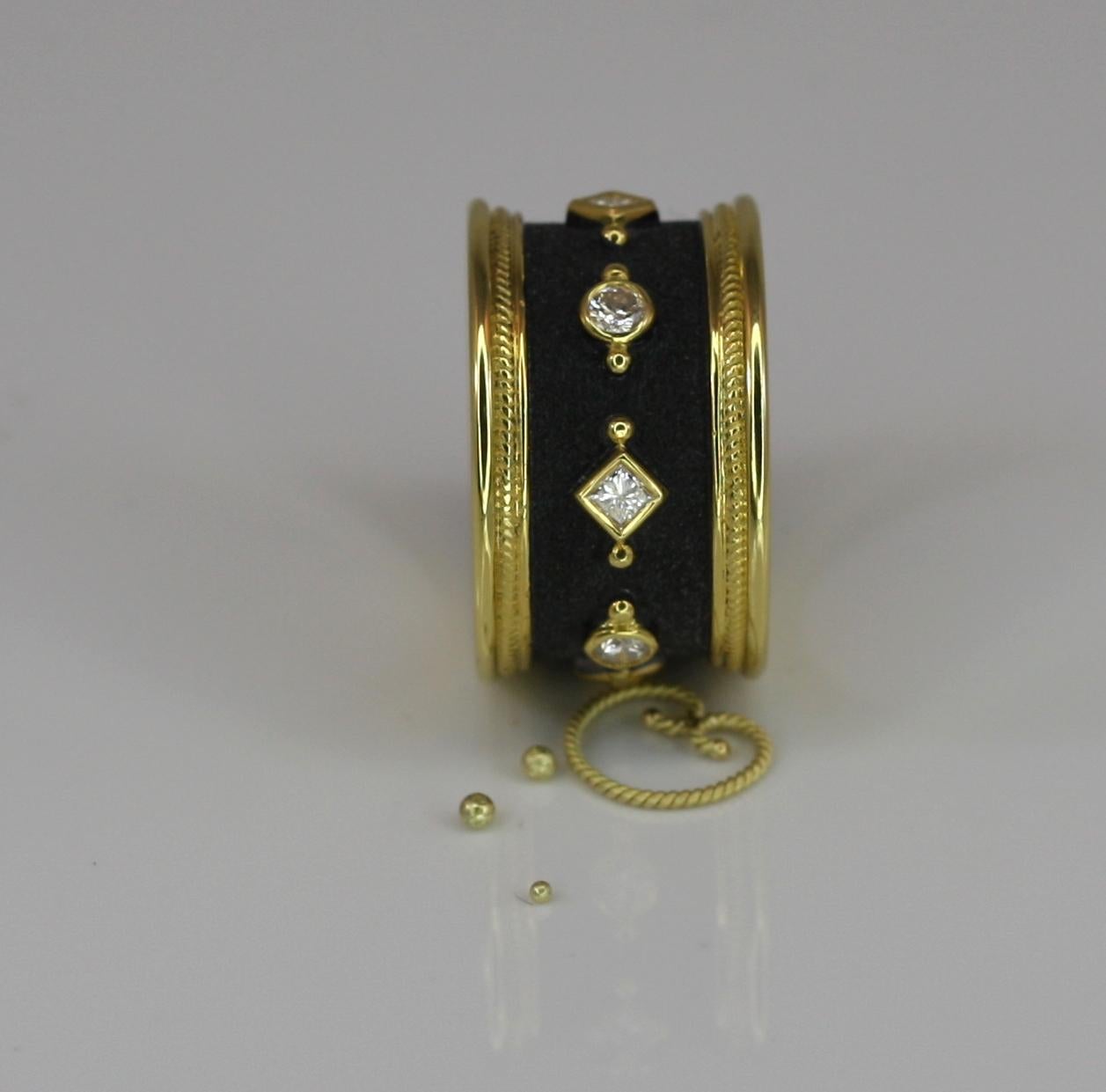 Georgios Collections, 18 Karat Gold, zweifarbiger, breiter Ewigkeitsring mit Diamanten im Zustand „Neu“ im Angebot in Astoria, NY