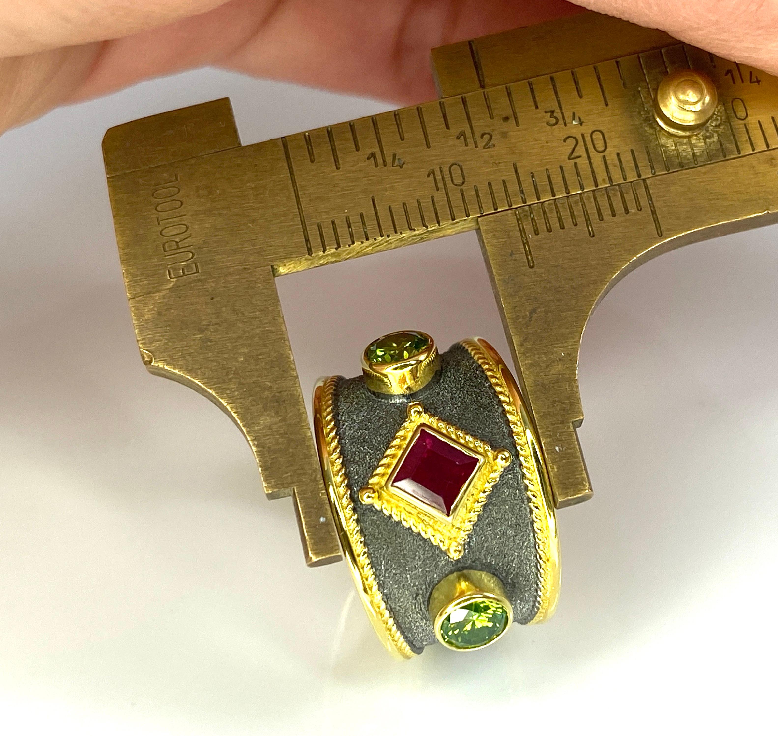 Georgios Kollektionen Ring aus 18 Karat Gold mit zweifarbigem grünem Diamant und Rubin  im Angebot 4