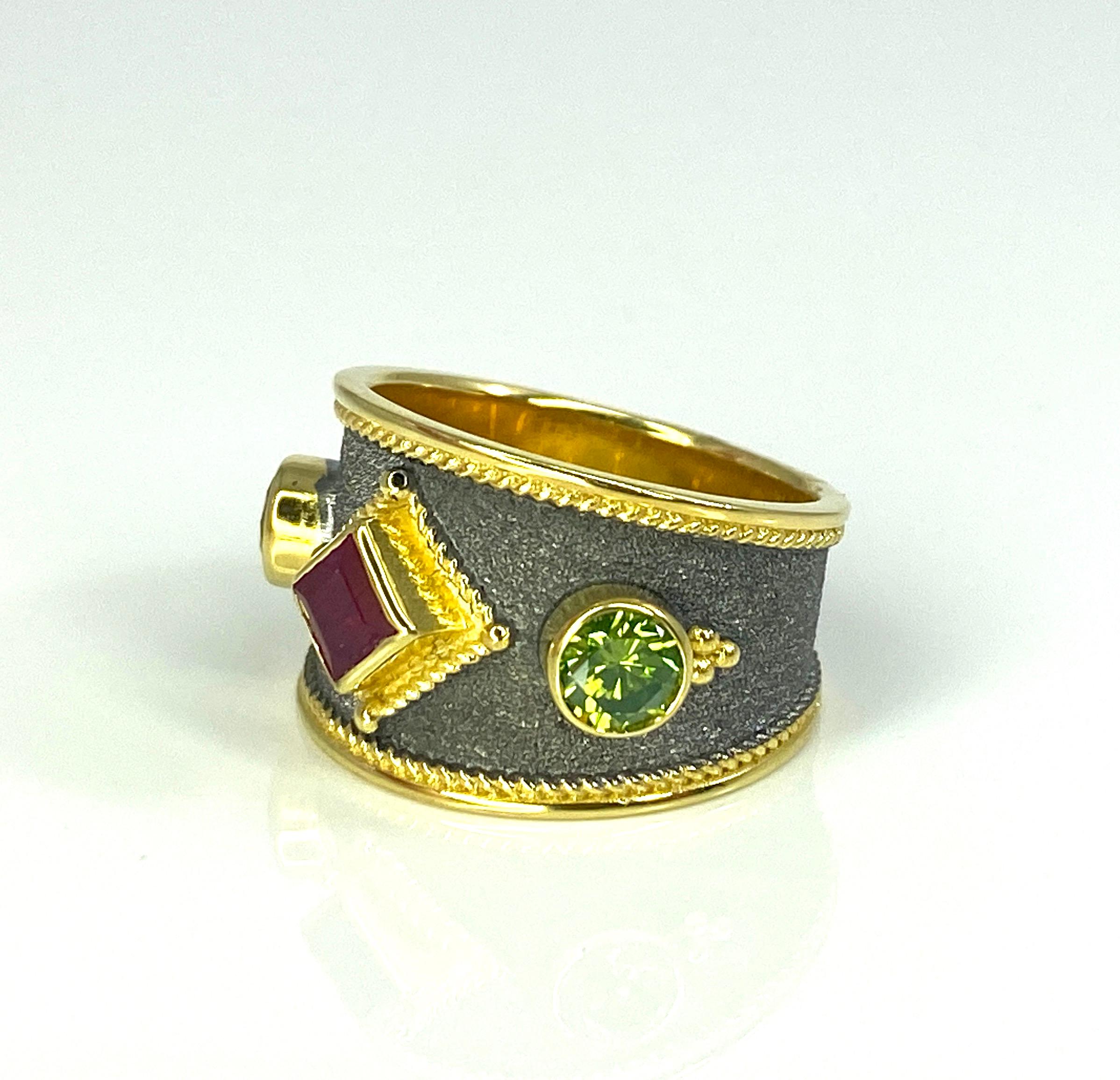 Georgios Kollektionen Ring aus 18 Karat Gold mit zweifarbigem grünem Diamant und Rubin  im Angebot 11