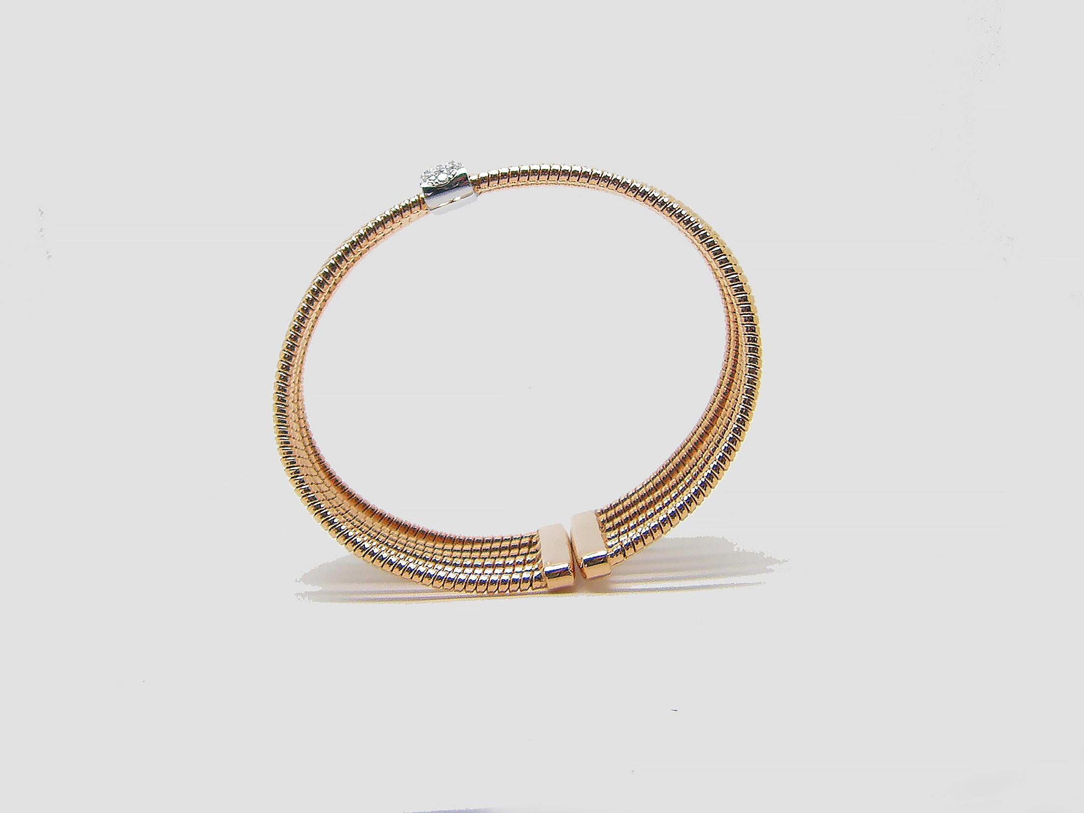 S.Georgios Designer Armreif Manschette Armband ist benutzerdefinierte von Rose und Weißgold 18 Karat gemacht. Die wunderschöne Manschette hat weiße Diamanten im Brillantschliff mit einem Gesamtgewicht von 0,52 Karat, die mikroskopisch eingefasst