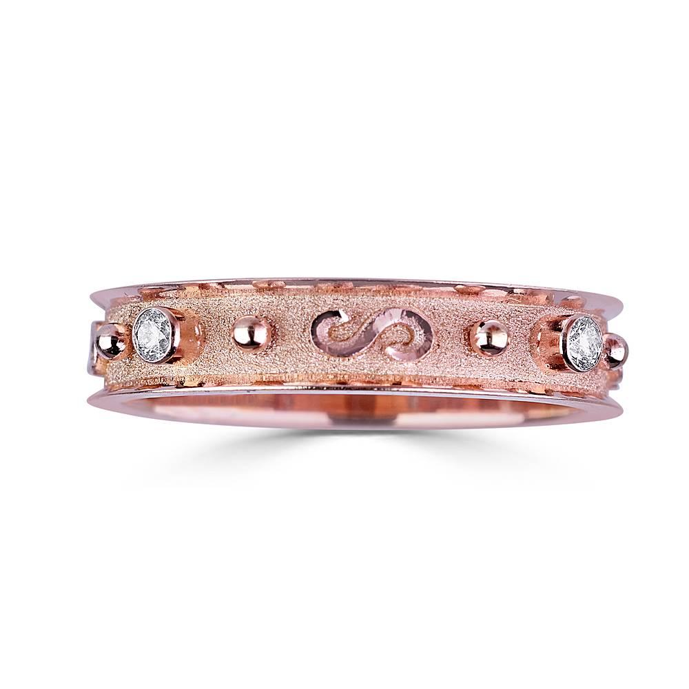 Der S.Georgios Designer-Ring ist aus massivem 18 Karat Roségold handgefertigt. Dieser wunderschöne schmale Ring ist rundum mikroskopisch mit Goldperlen und -drähten verziert - Granulation. Dieses Band verfügt über 4 Diamanten im Brillantschliff mit