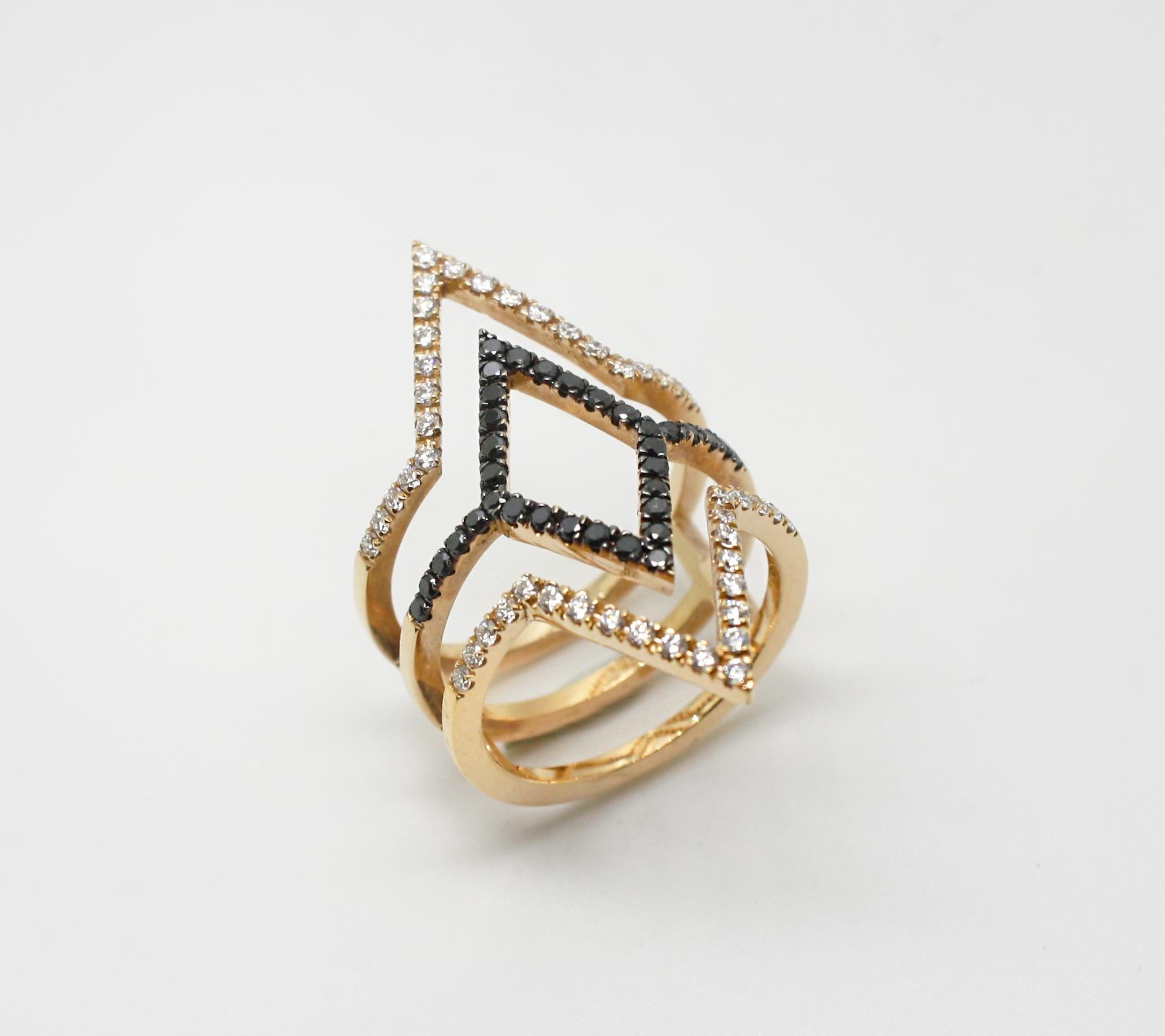 La bague à diamants noirs et blancs en or rose 18 carats de S.Georgios est fabriquée à la main selon un design unique en forme de spirale. Les diamants noirs sont sertis dans des griffes en rhodium noir, ce qui leur donne un aspect éblouissant.