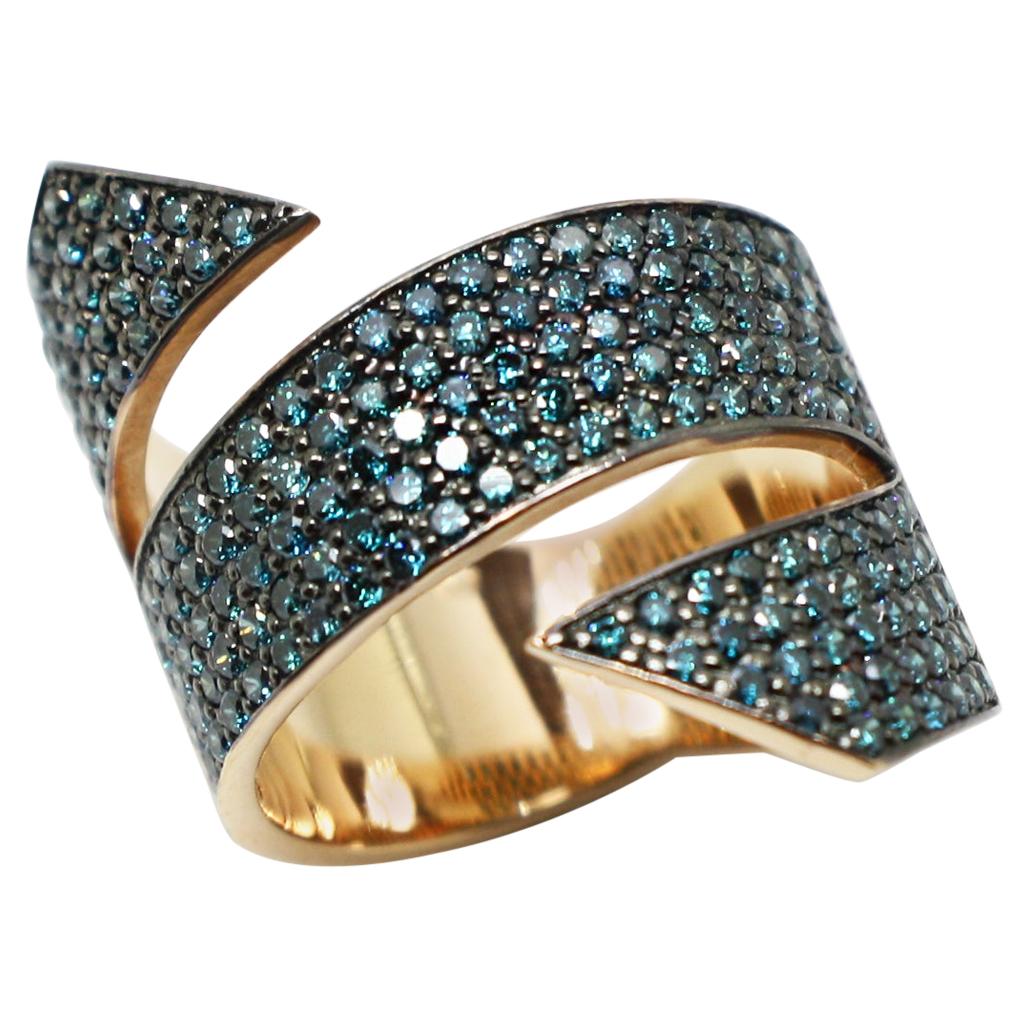 Bague à large anneau en or rose 18 carats et rhodium noir avec diamants bleus de la collection Georgios