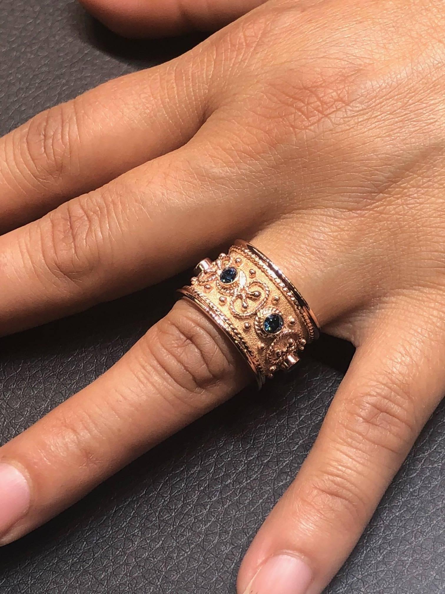S.Georgios Special Edition Hand Made 18 Karat Rose Gold Ring mit 0,68 Karat blauen Diamanten. Der Ring ist rundherum mikroskopisch mit Goldperlen und -drähten verziert - Granulation - in Form des letzten Buchstabens des griechischen Alphabets -