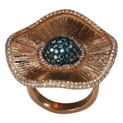 Anello a fascia con più diamanti blu e bianchi in oro rosa 18 carati Georgios Collections