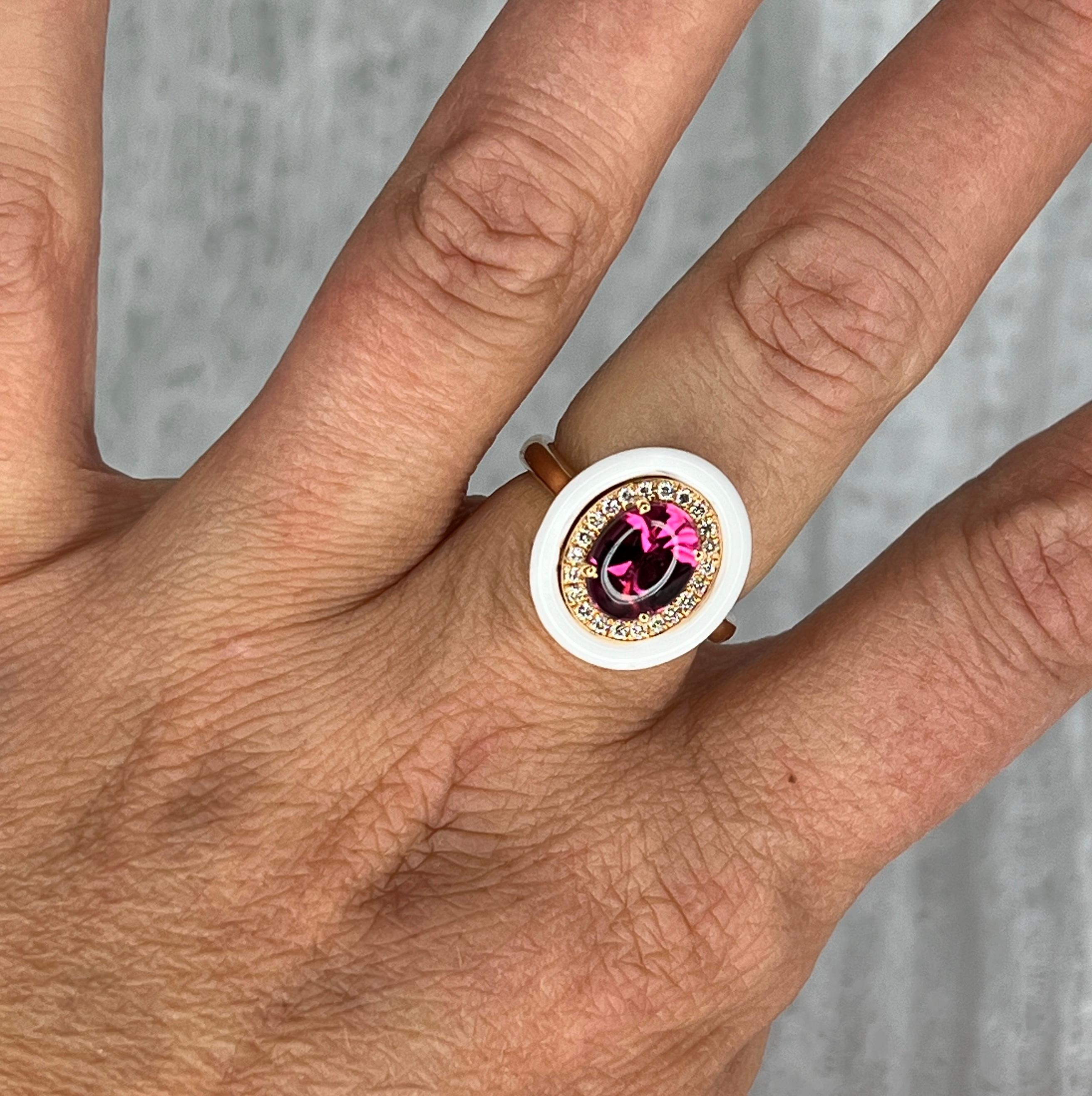 Wir präsentieren Ihnen diese neue Farbvariante dieses beliebten Rings des Designers S. Georgios mit weißem Emaille, rosa Turmalin und Diamanten in 18 Karat Roségold. Dieses atemberaubende Stück verfügt über einen Solitär 1,85 Karat Cabochon Pink