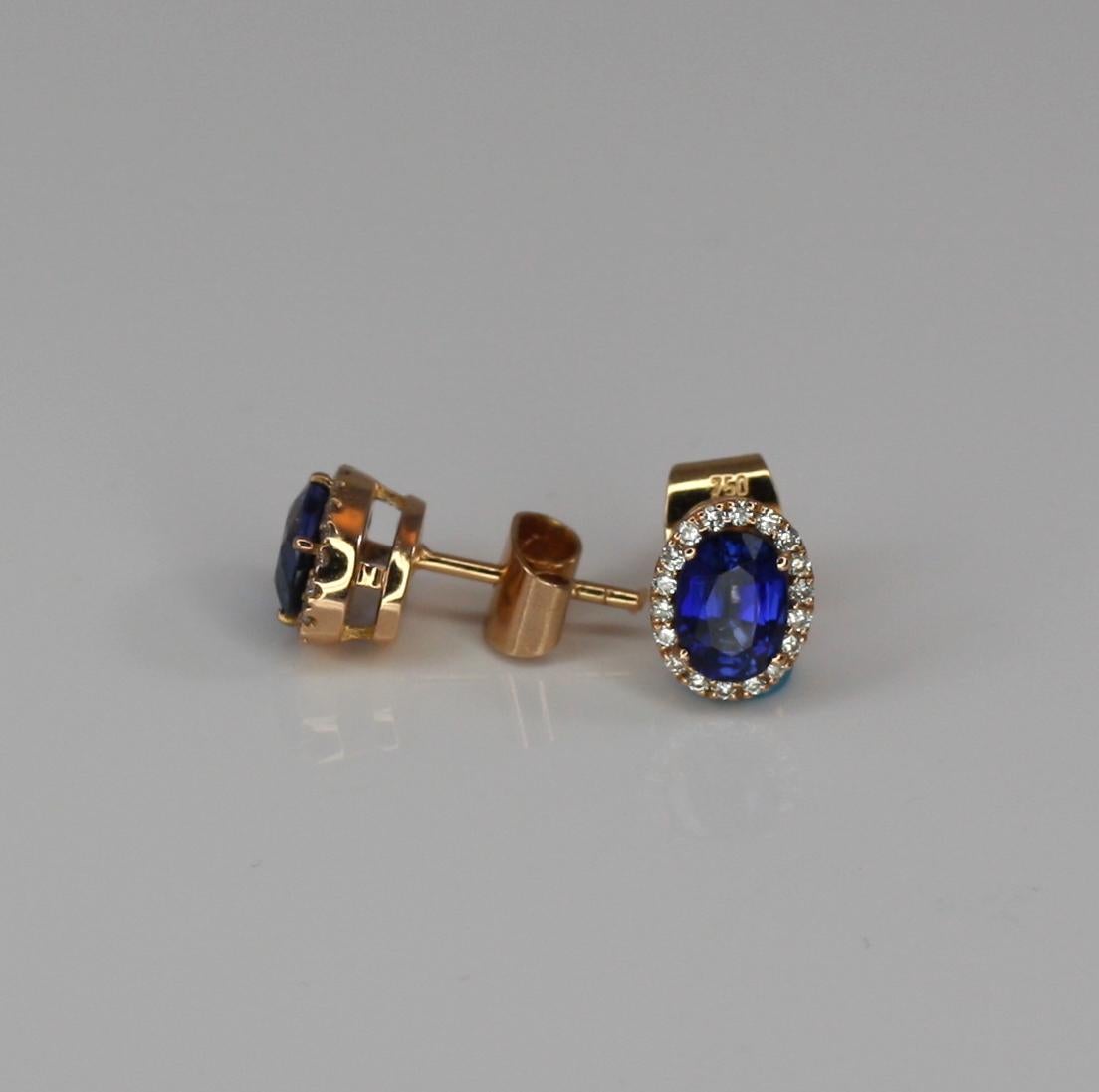 S.Georgios Designer-Ohrringe sind aus 18 Karat Roségold und handgefertigt. Die Ohrringe sind mit Diamanten im Brillantschliff mit einem Gesamtgewicht von 0,28 Karat und einem ovalen natürlichen blauen Saphir mit einem Gesamtgewicht von 2,18 Karat