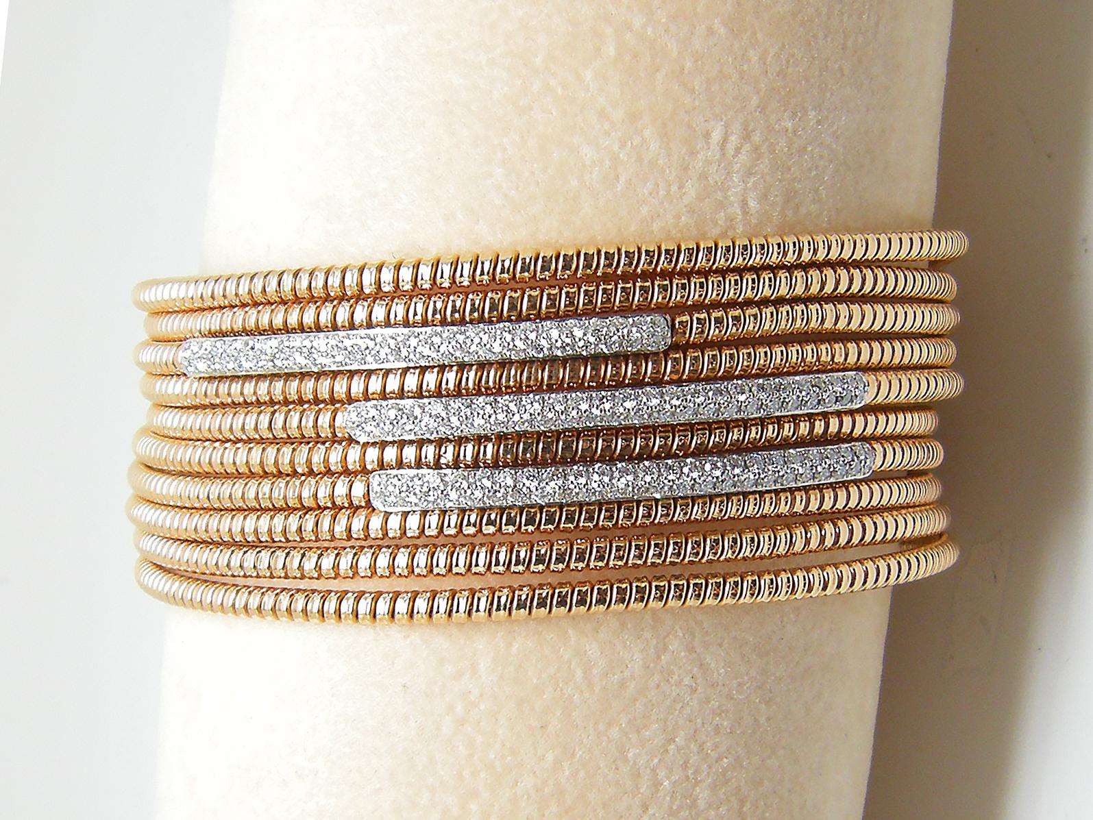 Ce bracelet flexible à couches multiples du designer S.Georgios est fabriqué sur mesure en or rose et blanc 18 carats. Cette magnifique manchette est ornée de diamants blancs taille brillant d'un poids total de 1,44 carat, sertis au microscope. Elle