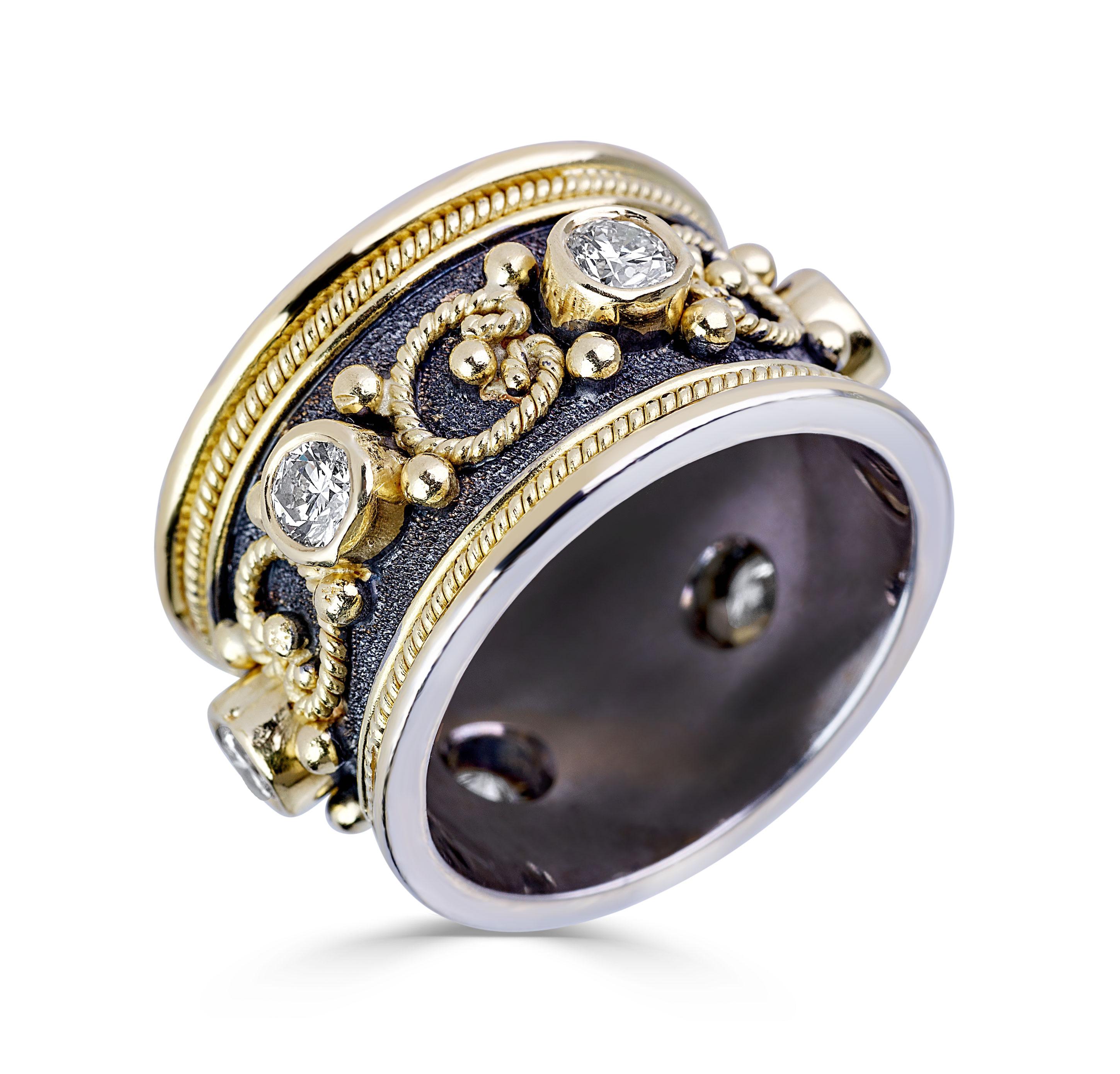 S.Georgios Designer-Ring, handgefertigt aus massivem 18 Karat Weiß- und Gelbgold. Der Ring aus Weißgold ist rundherum mikroskopisch genau mit Perlen und Drähten aus Gelbgold verziert, die die Form des letzten Buchstabens des griechischen Alphabets