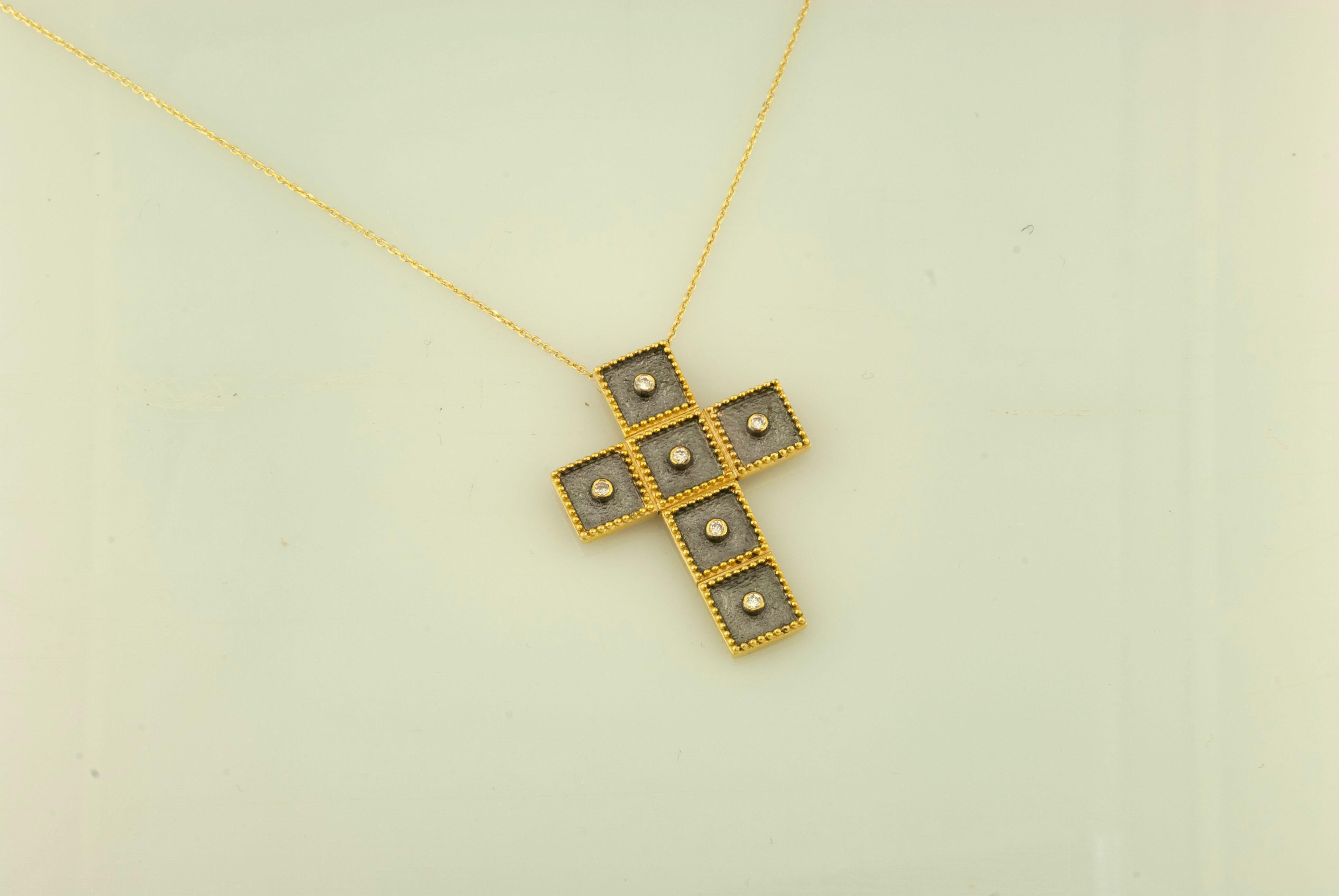 Ciondolo a croce con diamante in oro bicolore Georgios Collections 18 carati con catena in vendita 5