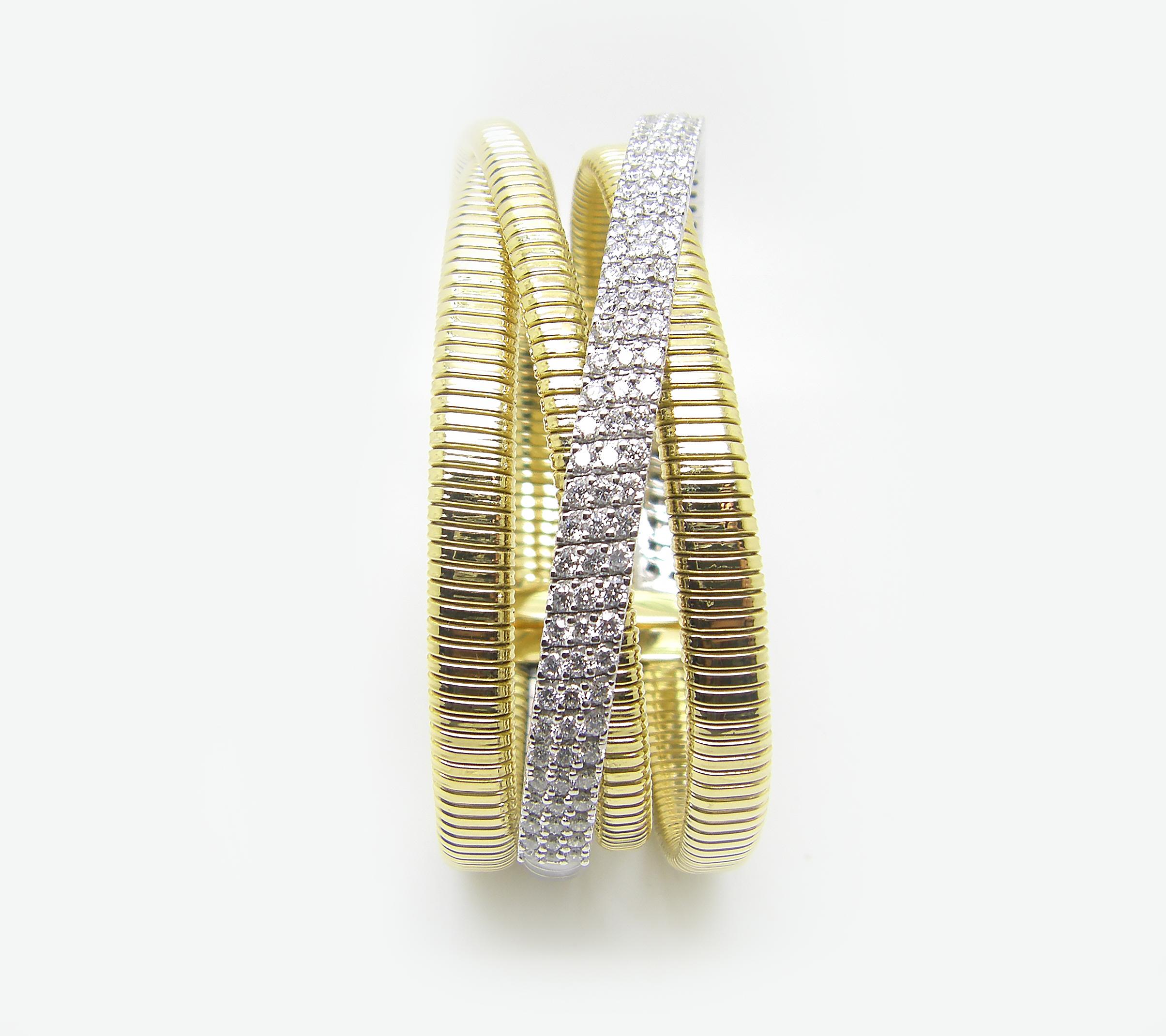 Le bracelet manchette bicolore du designer S.Georgios est en or blanc et jaune massif 18 carats et a été fabriqué sur mesure. Ce magnifique bracelet est fabriqué à la main à partir de quatre bracelets attachés ensemble et flexibles, ce qui le rend