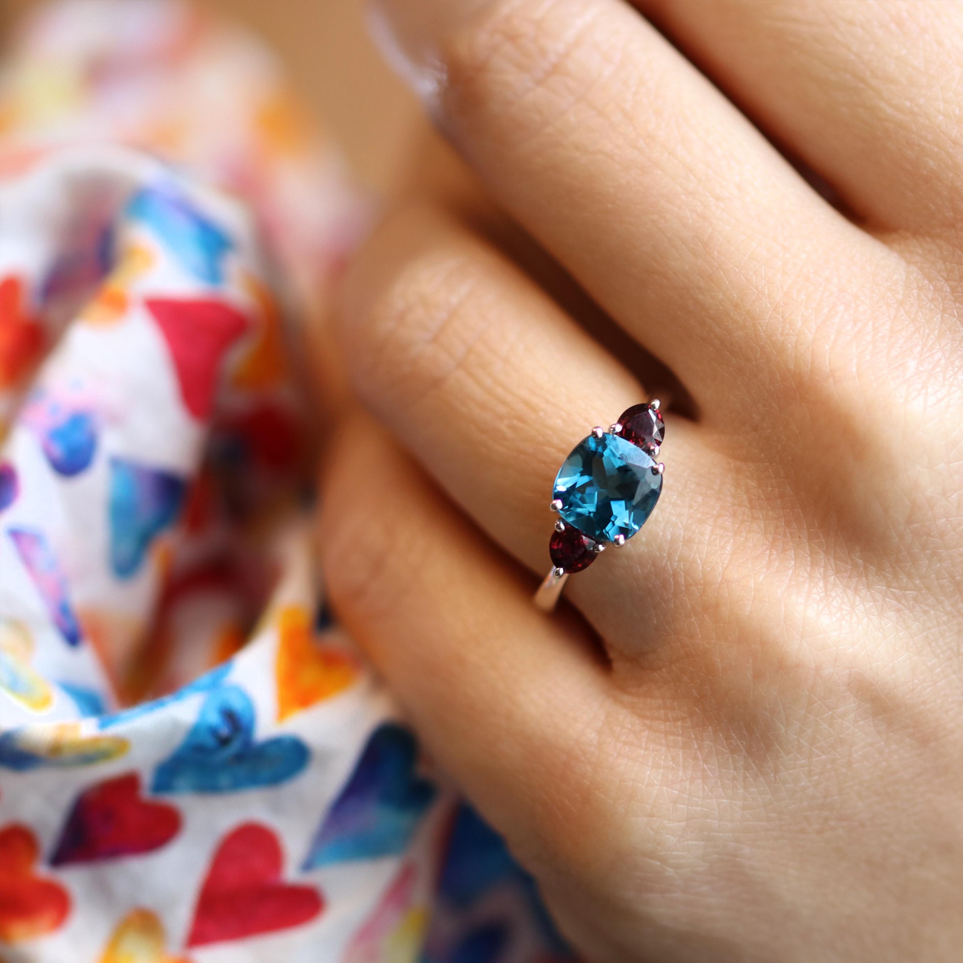 Georgios Collections 18 Karat White Blue Topaz Cushion Ring with Rubies en vente 4