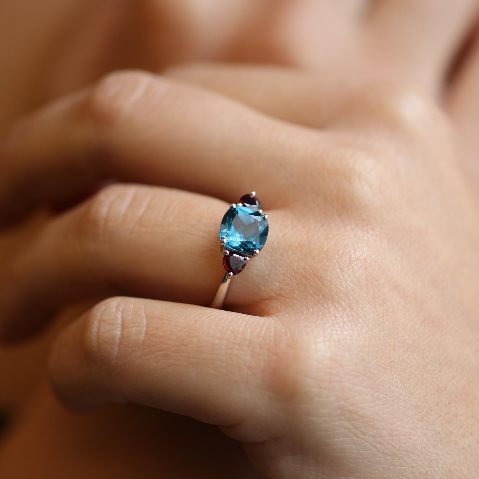 Georgios Collections 18 Karat White Blue Topaz Cushion Ring with Rubies en vente 3
