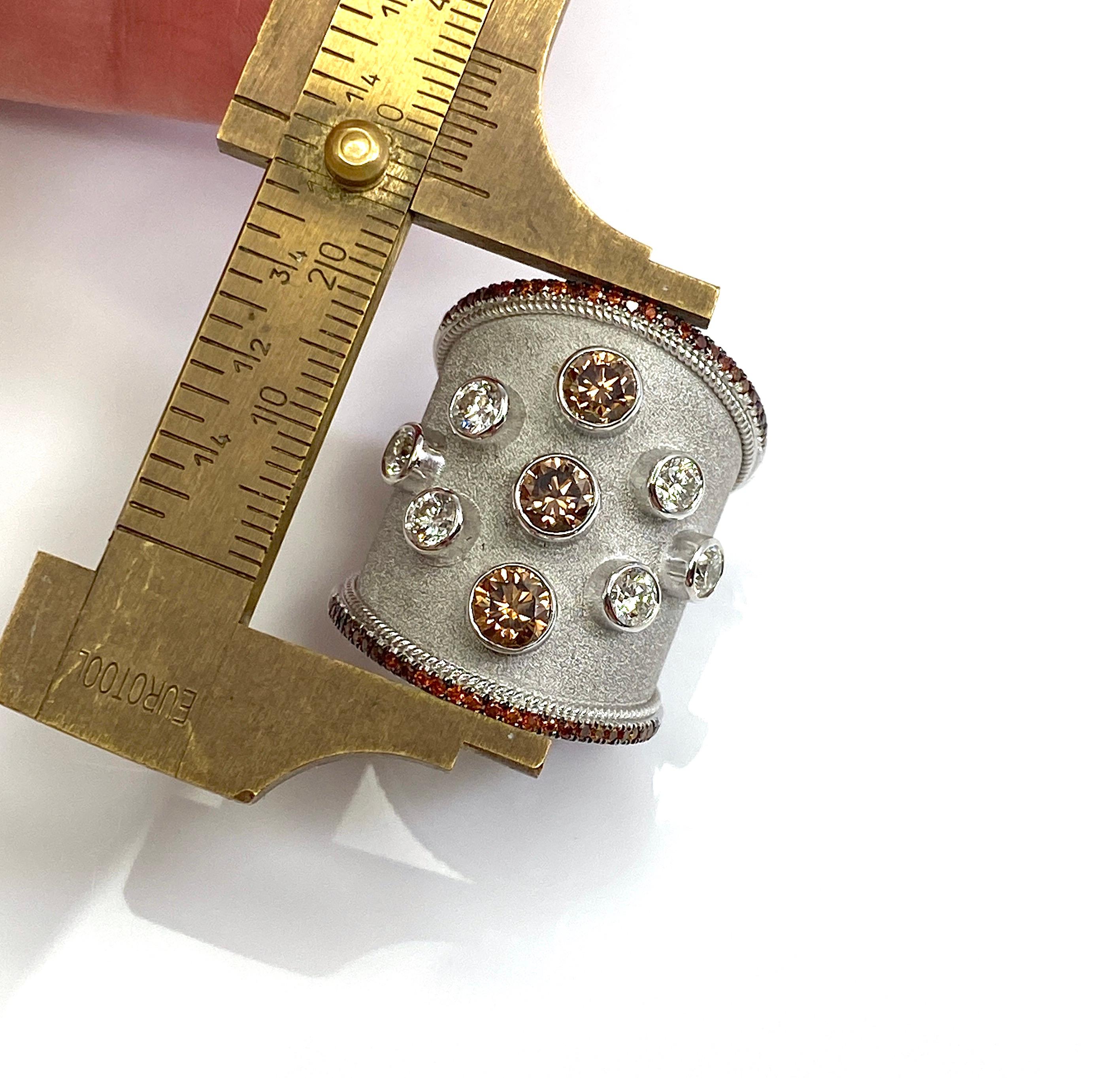 Georgios Kollektionen 18 Karat Weißgold und breiter Ring mit weißen und braunen Diamanten  im Angebot 9