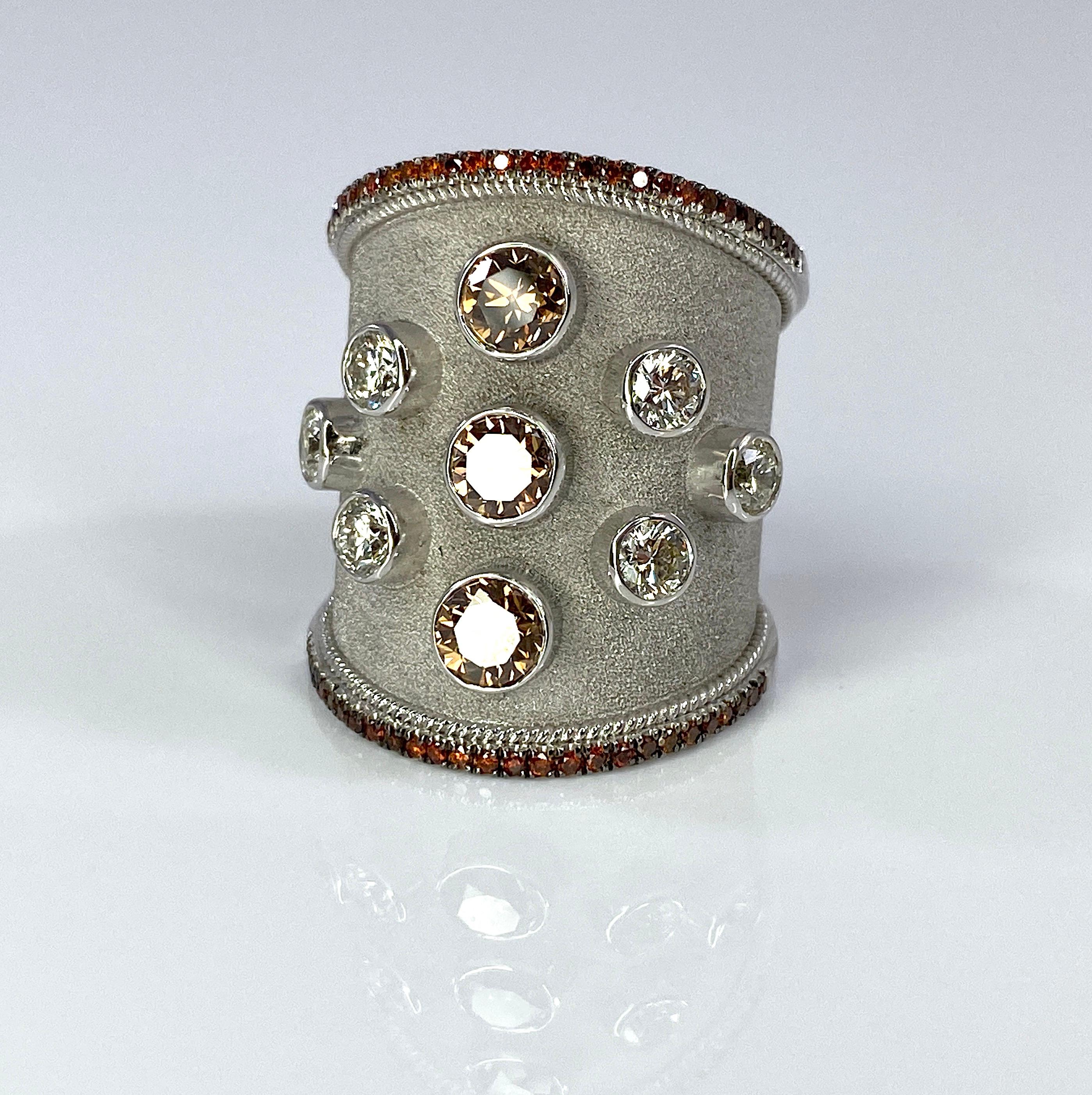 Georgios Kollektionen 18 Karat Weißgold und breiter Ring mit weißen und braunen Diamanten  im Angebot 13