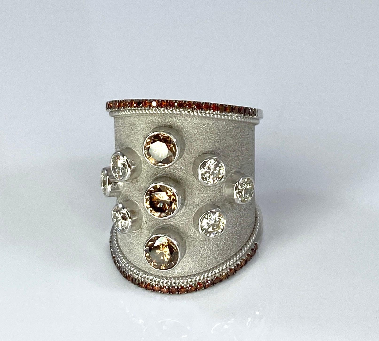 Georgios Collections Bague large en or blanc 18 carats et diamants blancs et bruns  Unisexe en vente