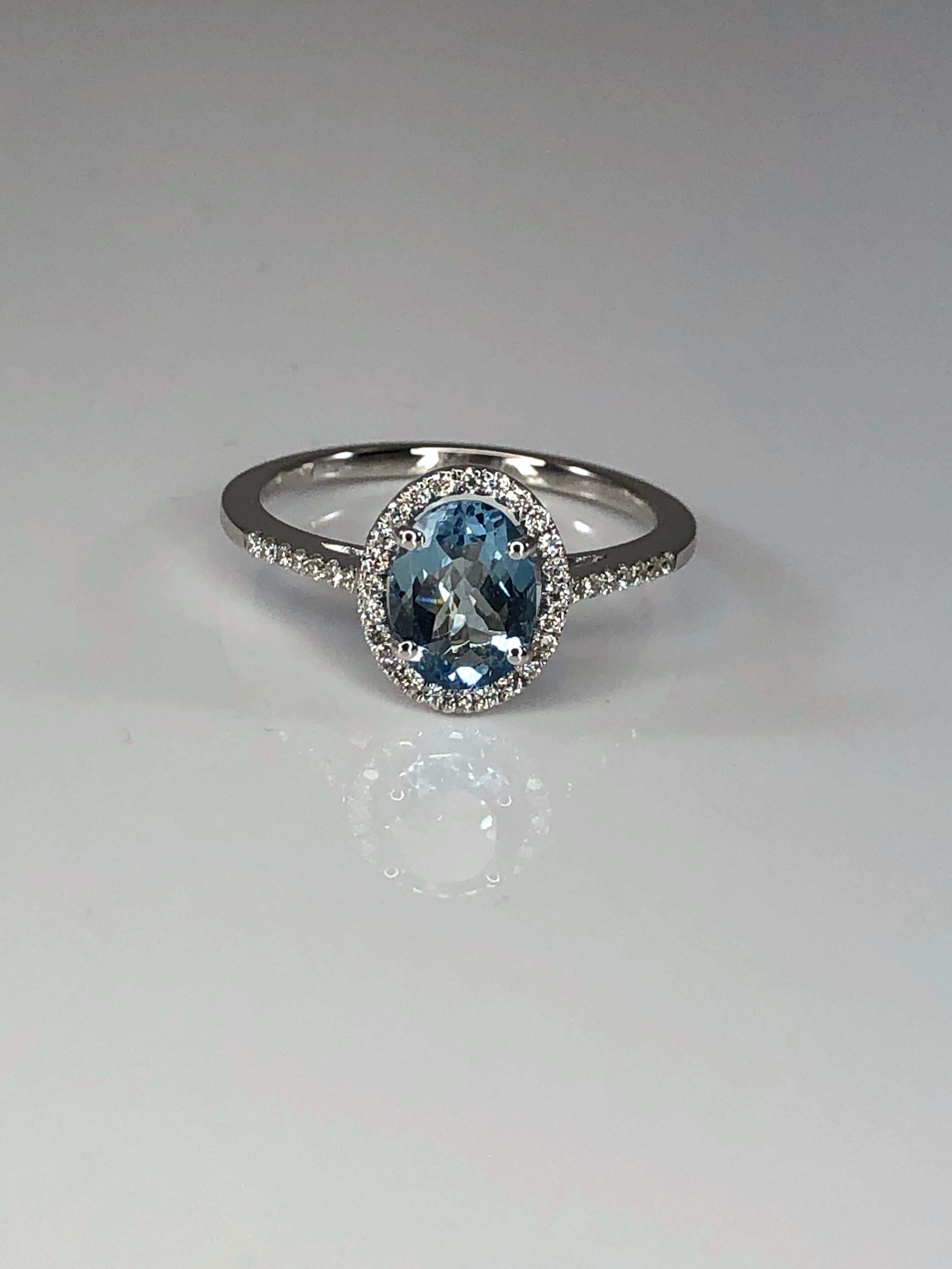 Bague solitaire ovale en aigue-marine naturelle et diamant de marque S.Georgios, fabriquée à la main en or blanc 18 carats à Athènes, en Grèce. Cette magnifique bague solitaire présente une aigue-marine naturelle de 1,11 carat accompagnée de