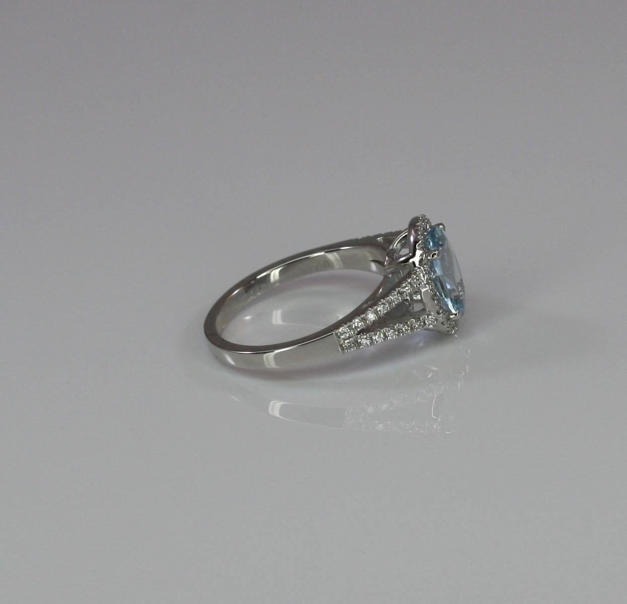 Contemporain Bague solitaire aigue-marine collection Georgios en or blanc 18 carats avec diamants en vente