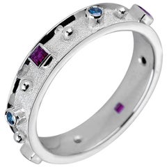 Georgios Collections Bague jonc en or blanc 18 carats avec rubis et diamants bleus