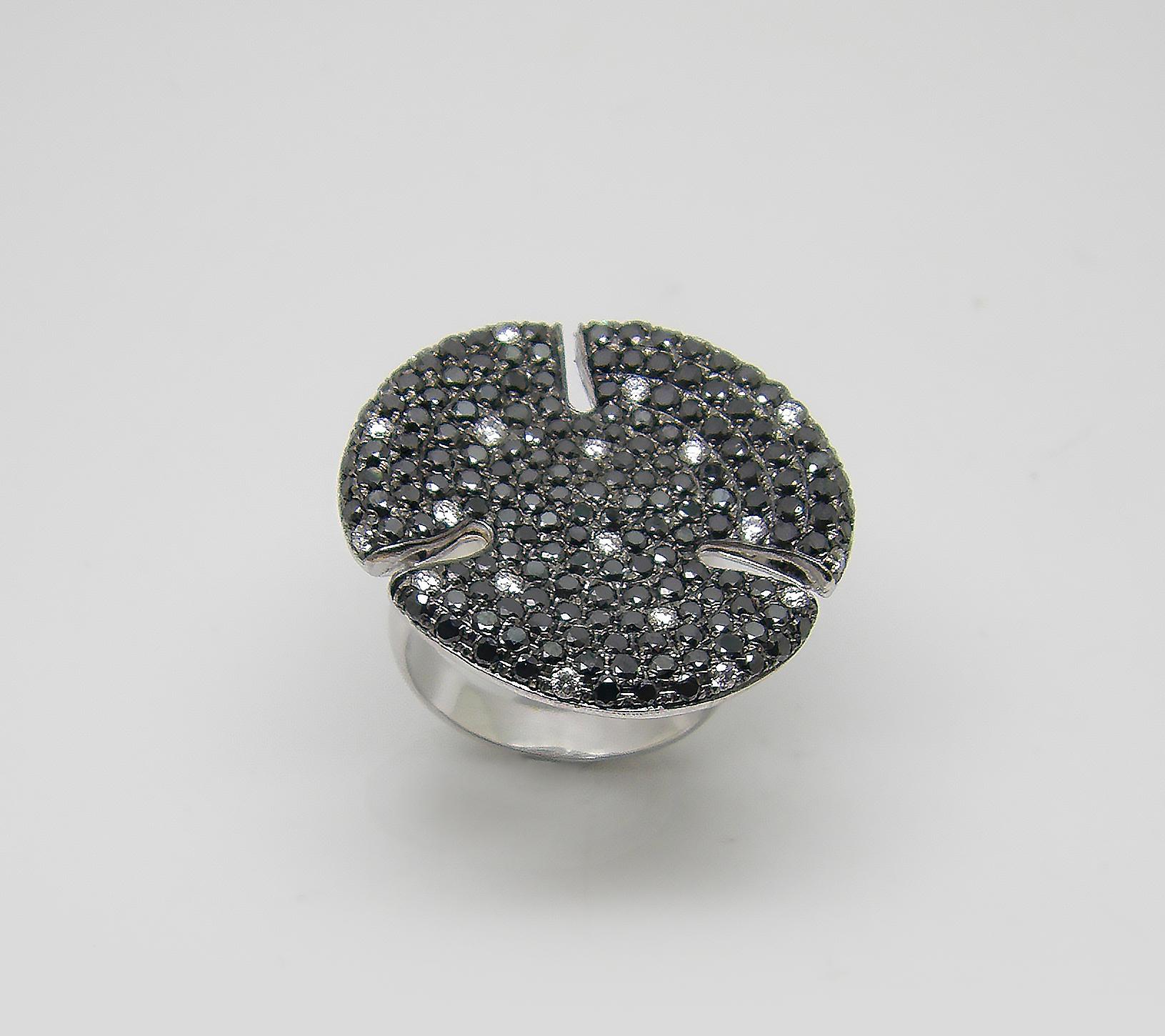 Contemporain Georgios Collections Bague à anneau rond en or blanc 18 carats avec diamants noirs et blancs en vente