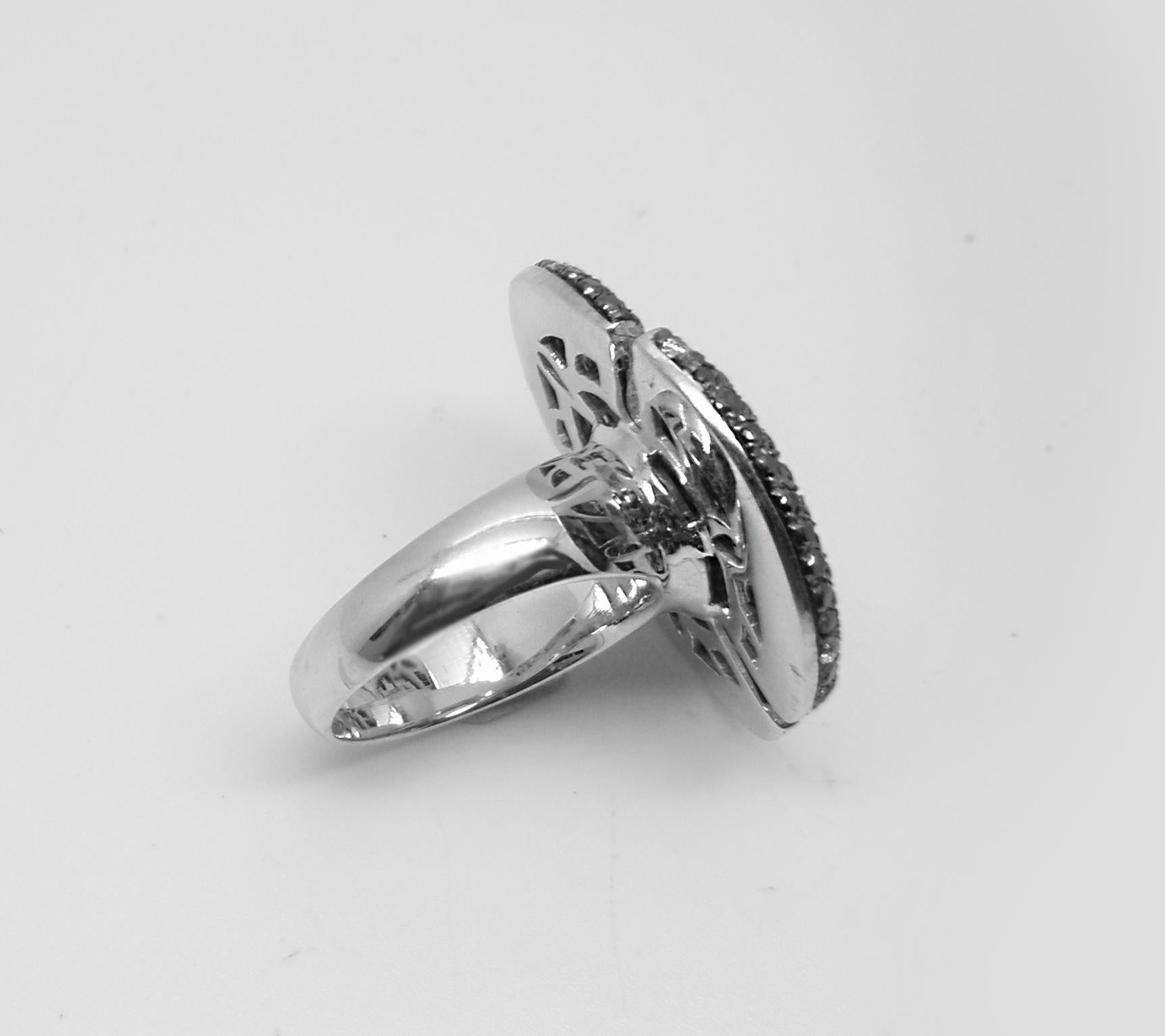Georgios Collections: 18 Karat Weißgold Schwarzer und weißer runder Diamant-Ring im Angebot 2