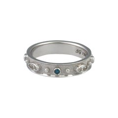 Anello a fascia con diamanti bianchi e blu di Georgios Collections in oro bianco 18 carati